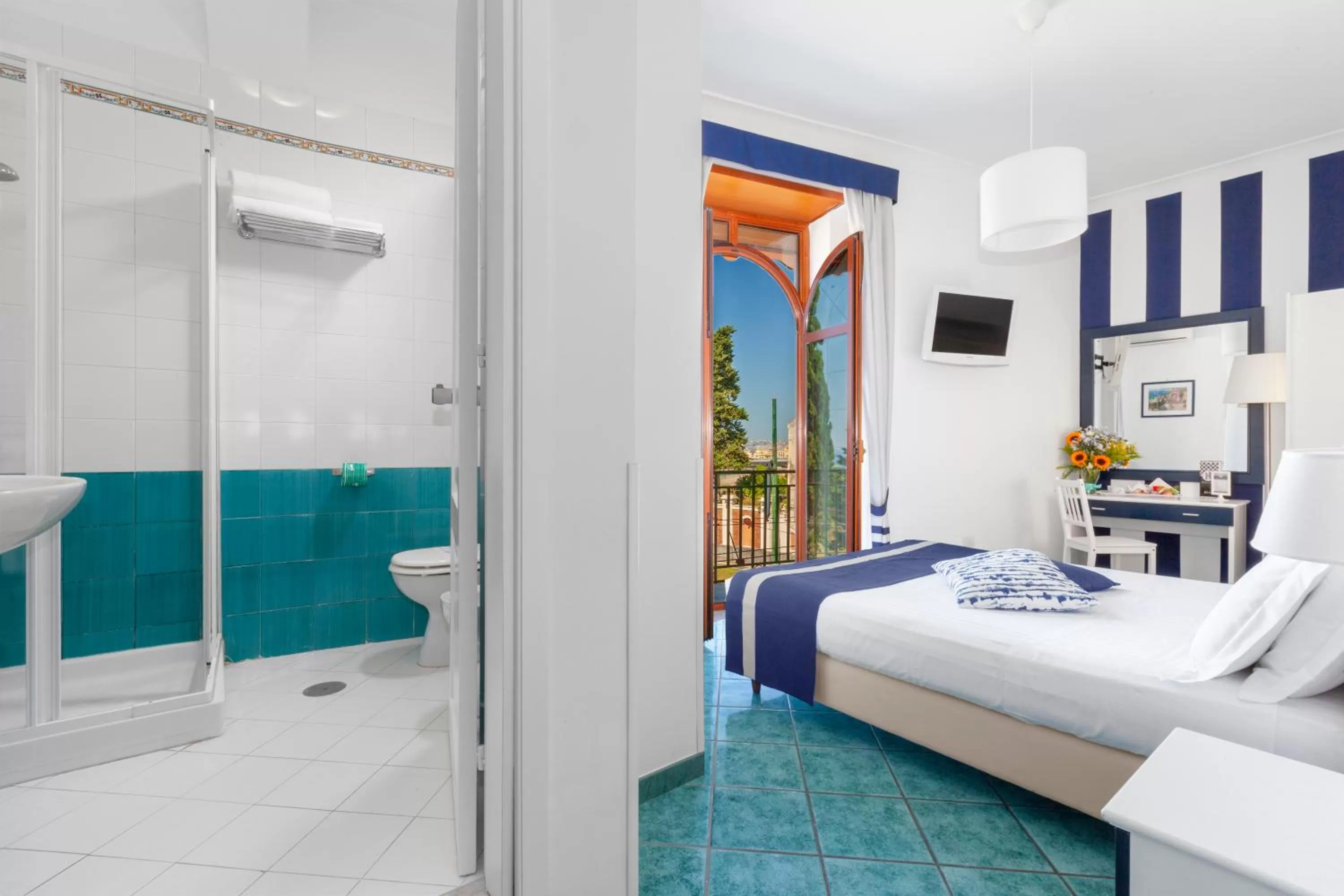 Bathroom, Bed in Hotel Herculaneum