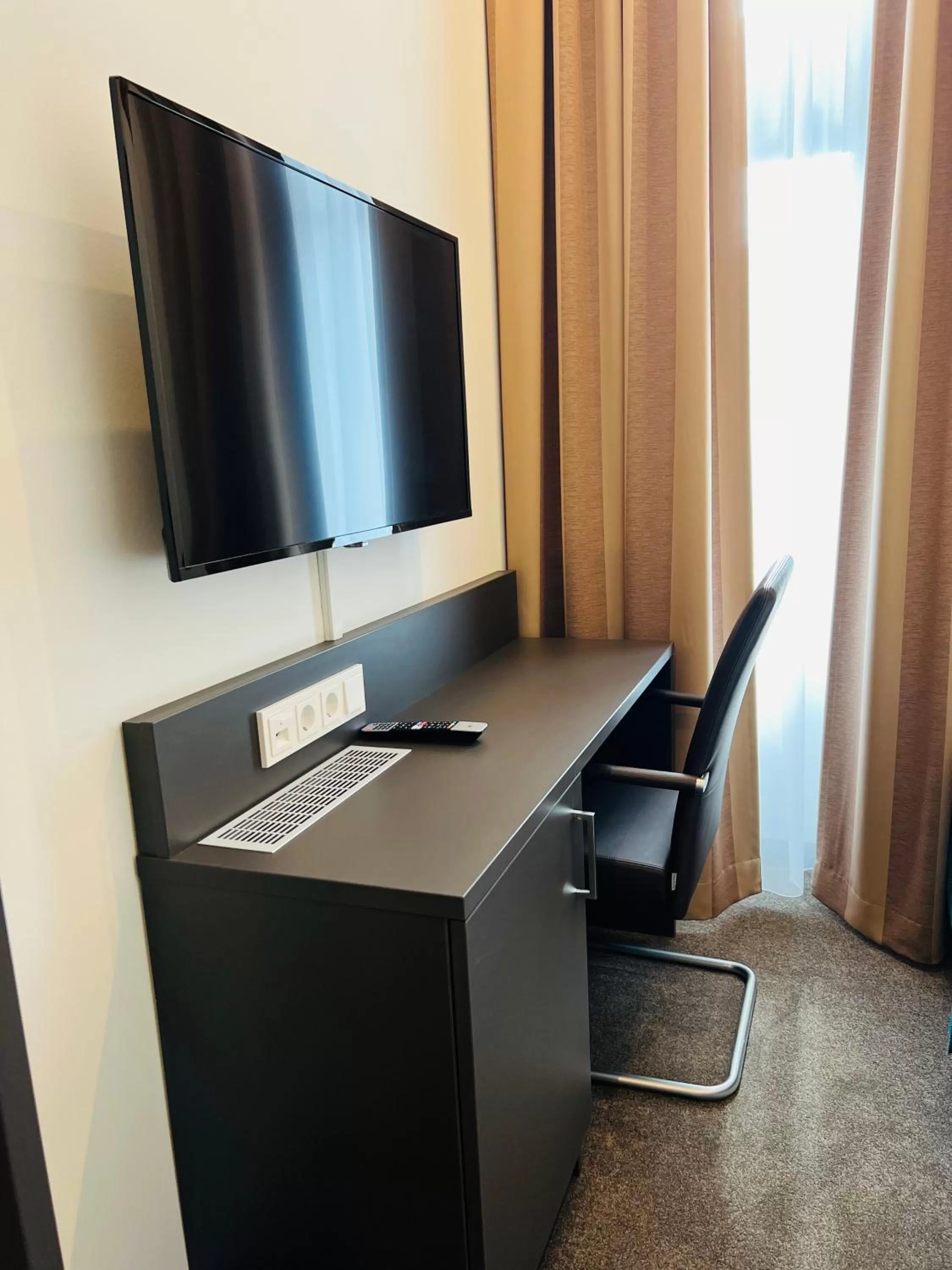 TV and multimedia, TV/Entertainment Center in The Monument Hotel - BW Signature Collection