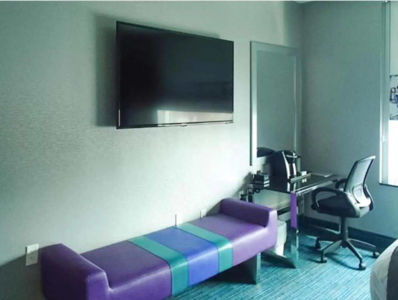 TV and multimedia in Umbrella Hotel Bronx
