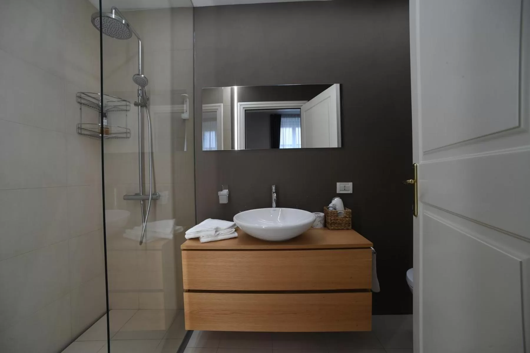 Shower in Lainez Rooms & Suites