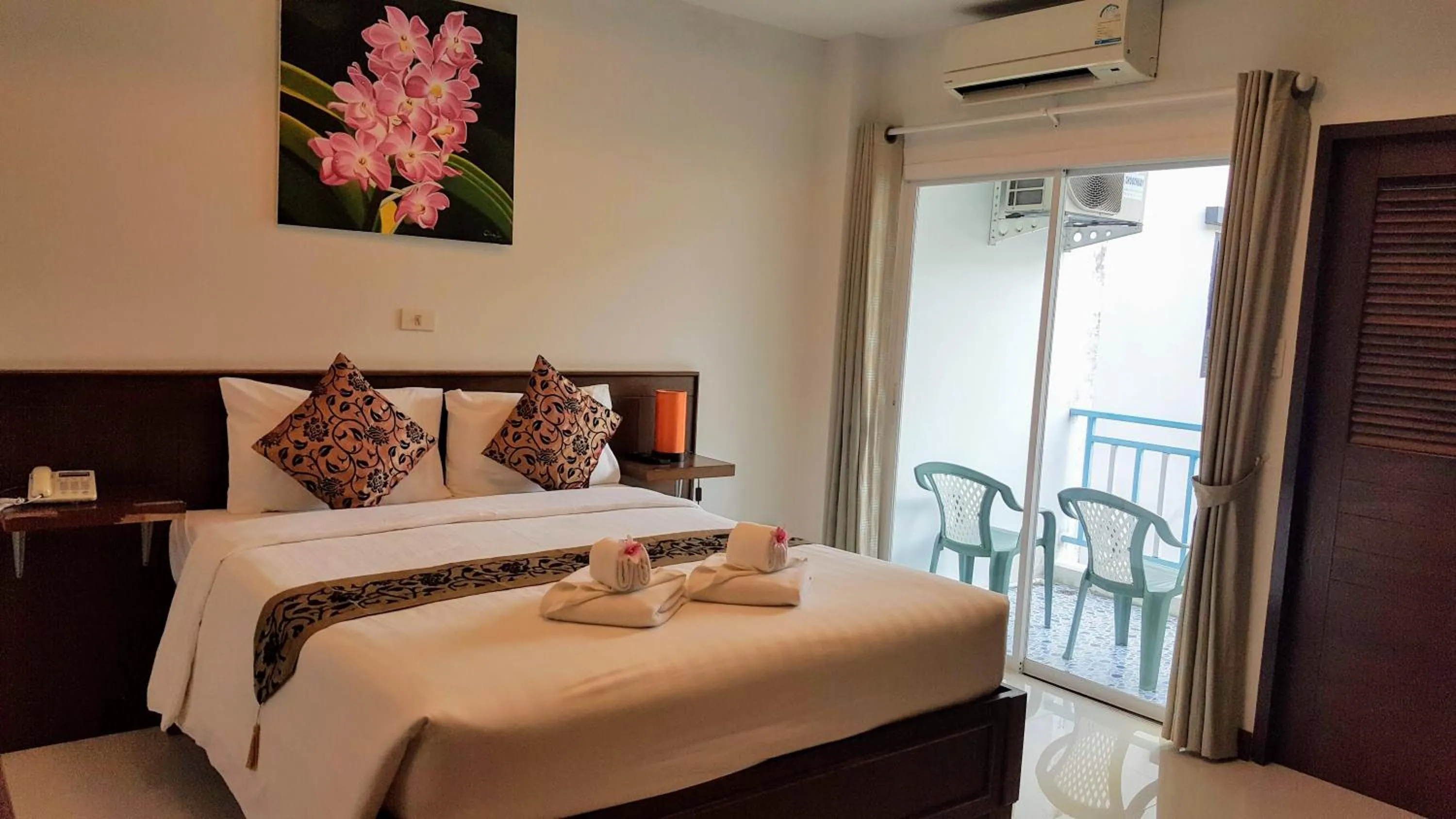 Balcony/Terrace, Bed in Ruen Buathong Boutique Hotel Patong Beach