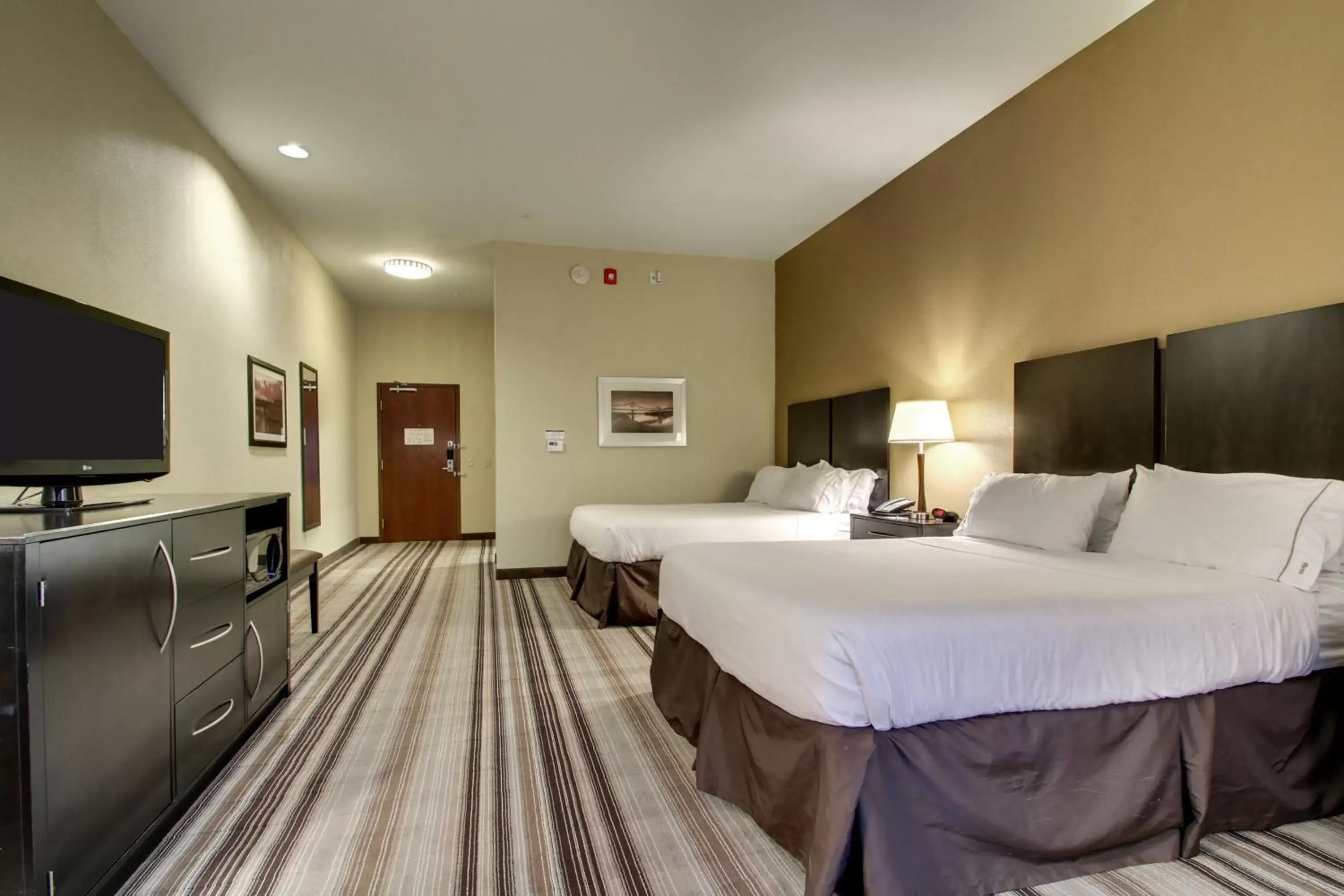Standard Queen Room with Two Queen Beds in Holiday Inn Express Natchez South West by IHG Standard Queen Room with Two Queen Beds in Holiday Inn Express Natchez South West by IHG