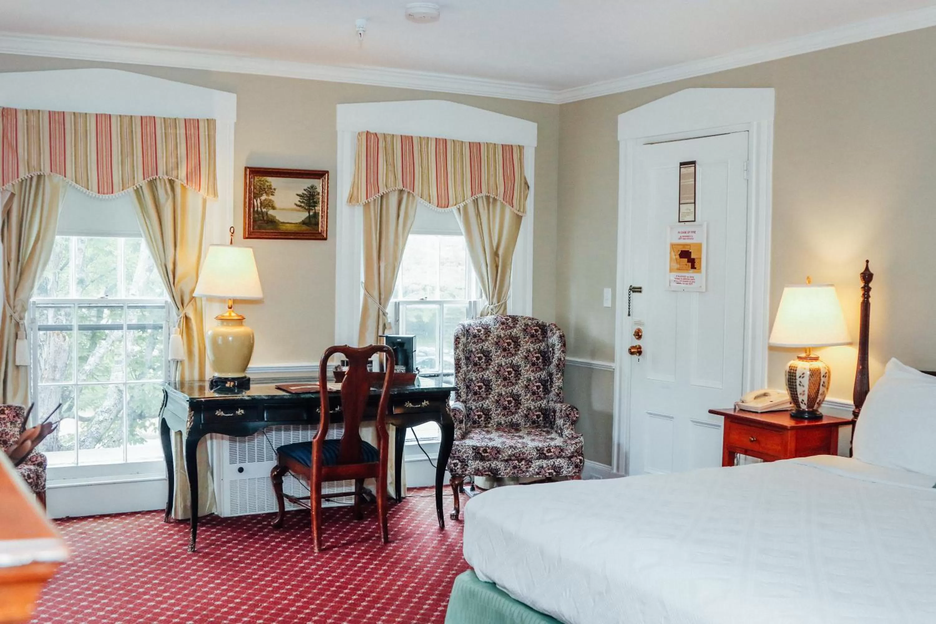 Seating area, Bed in Concord's Colonial Inn