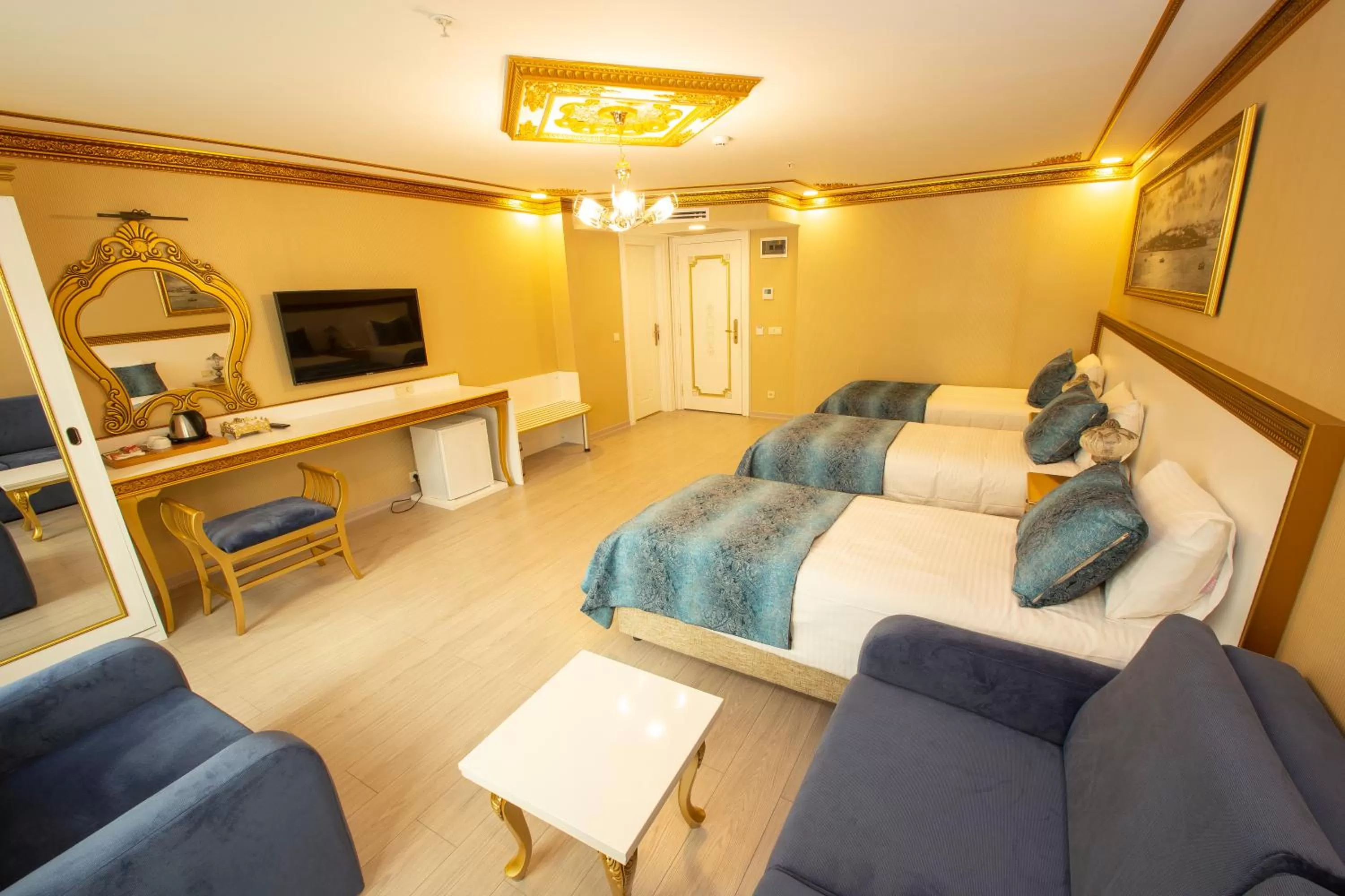 Coffee/tea facilities in Empire Suite Hotel