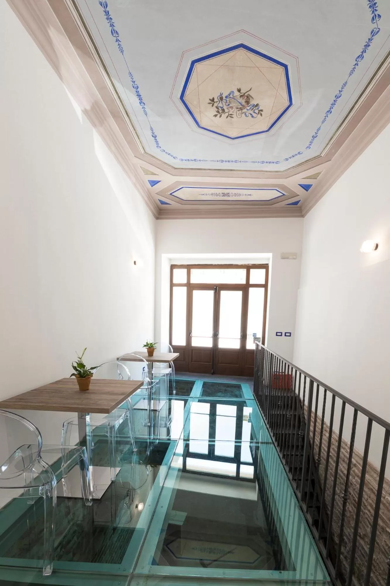 Communal lounge/ TV room in Interamnia Boutique Hotel