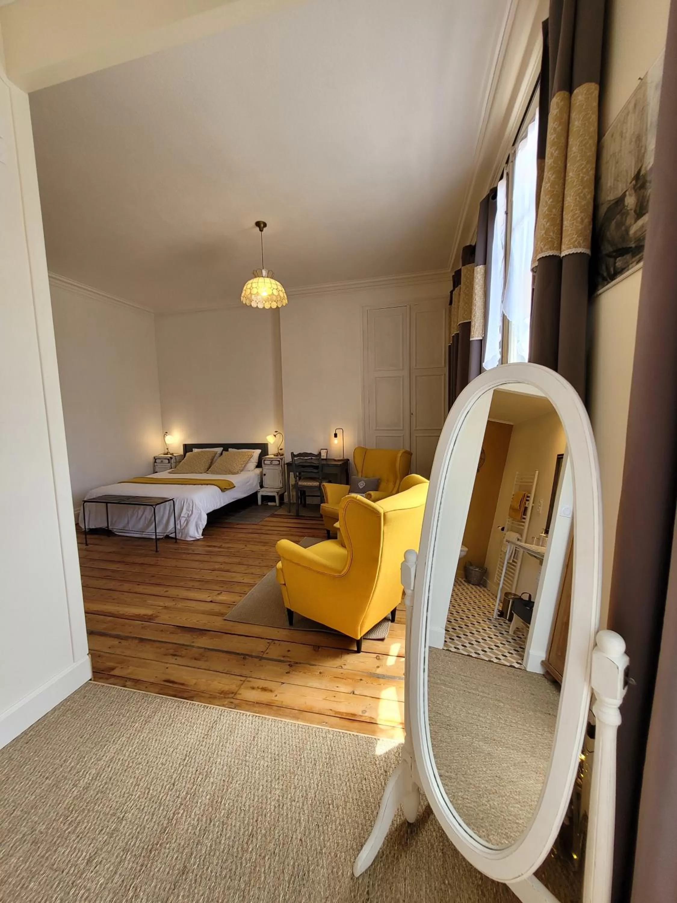 Communal lounge/ TV room, Bed in Madeleine Bergerac