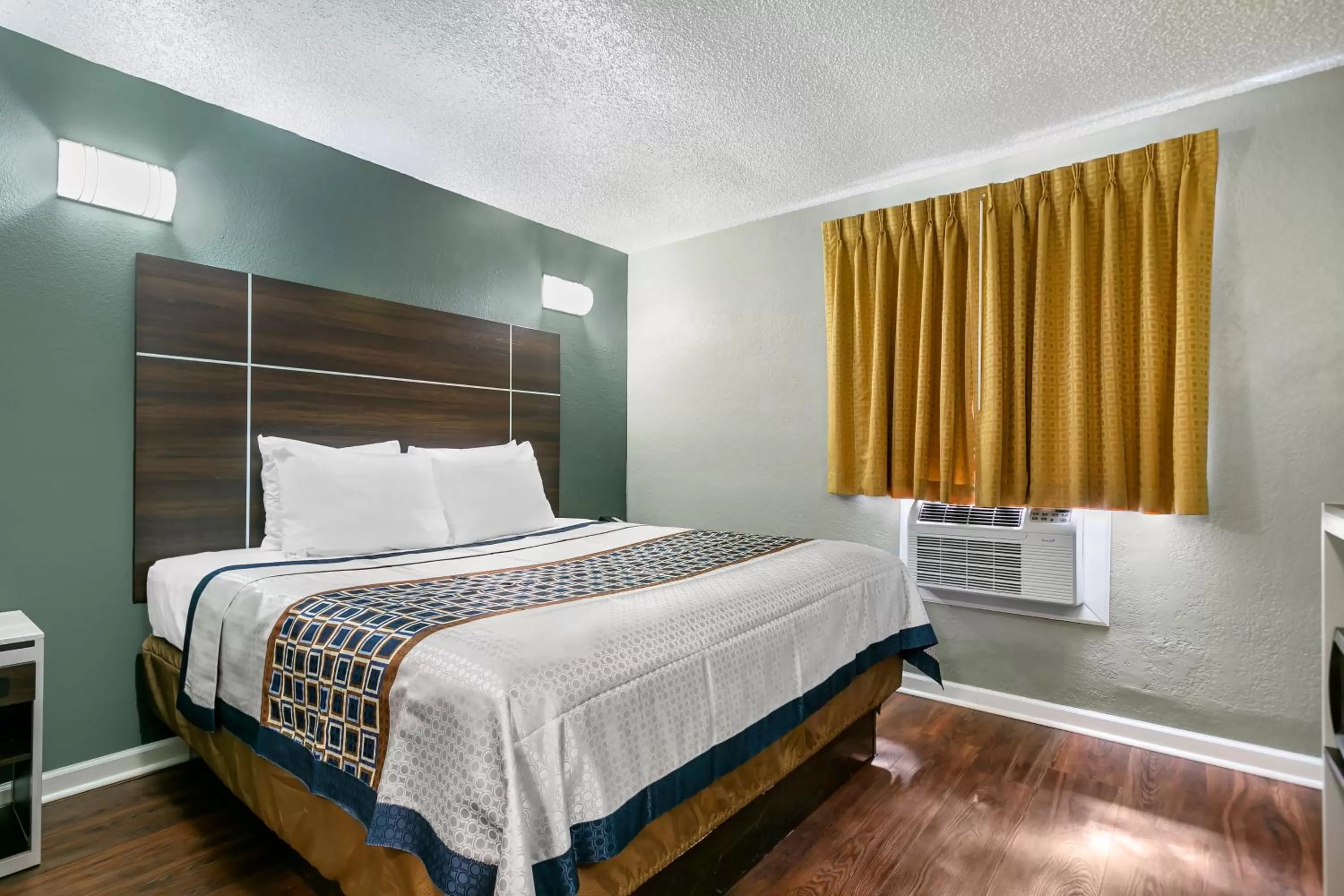 Bed in Knights Inn Bristol