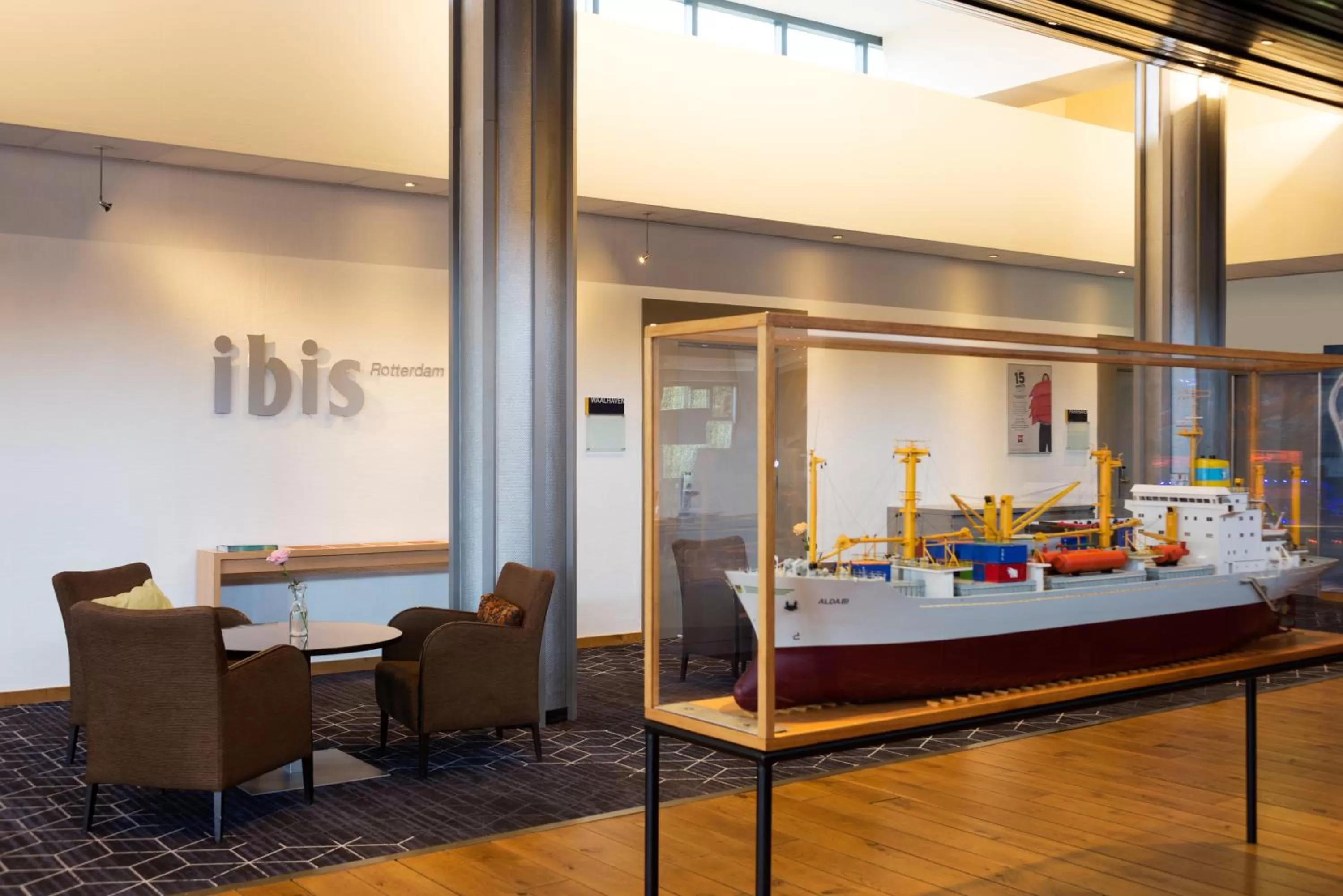 Lobby or reception in ibis Rotterdam Vlaardingen