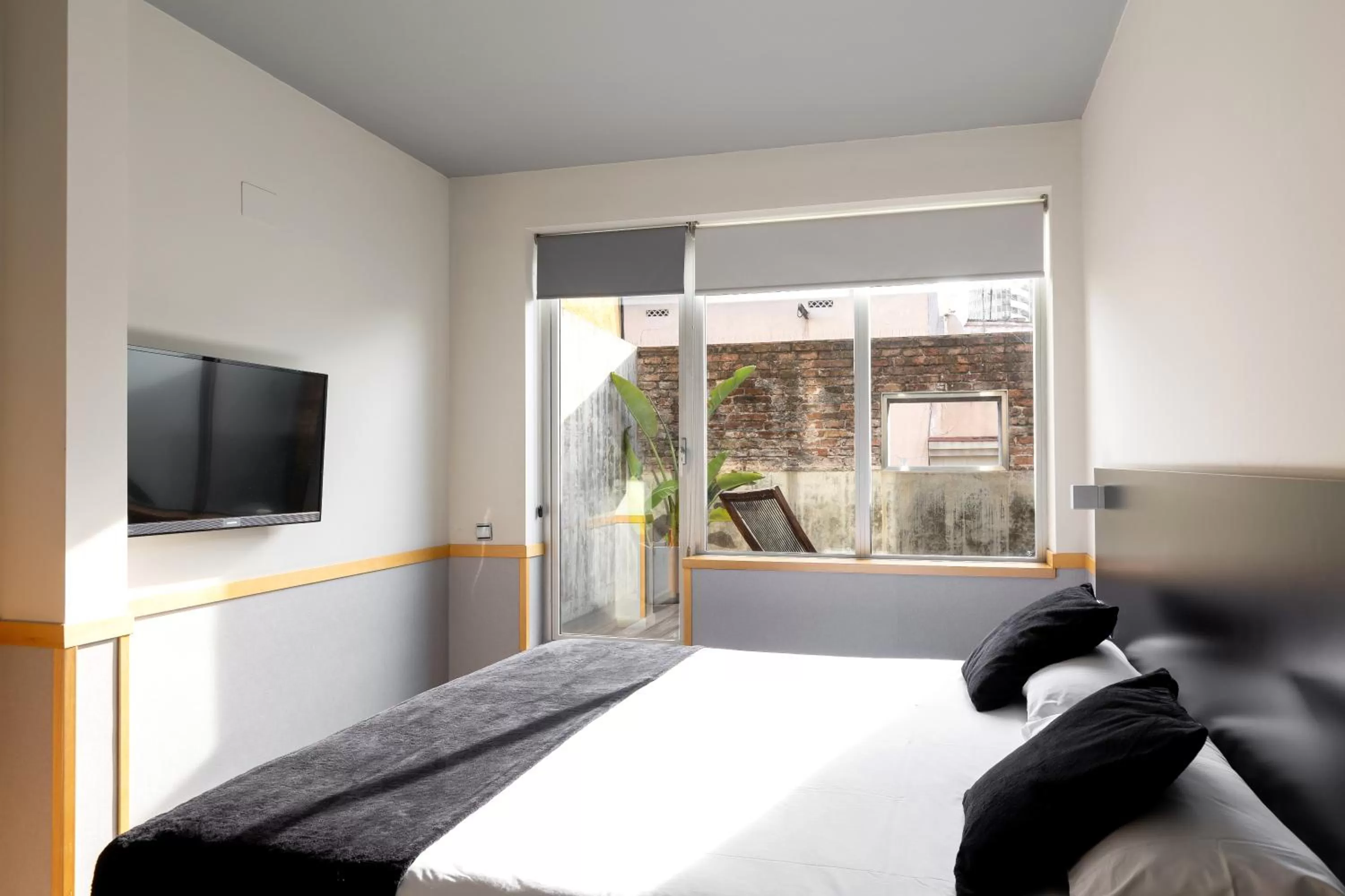 Photo of the whole room, Bed in Onix Liceo