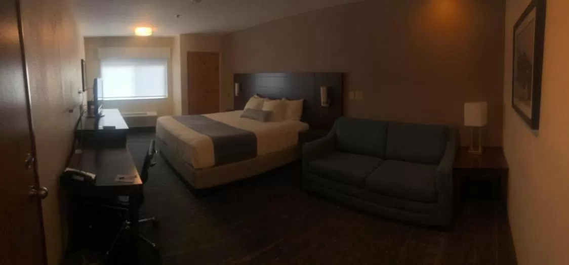 Living room, Bed in Best Western Mt. Hood Inn