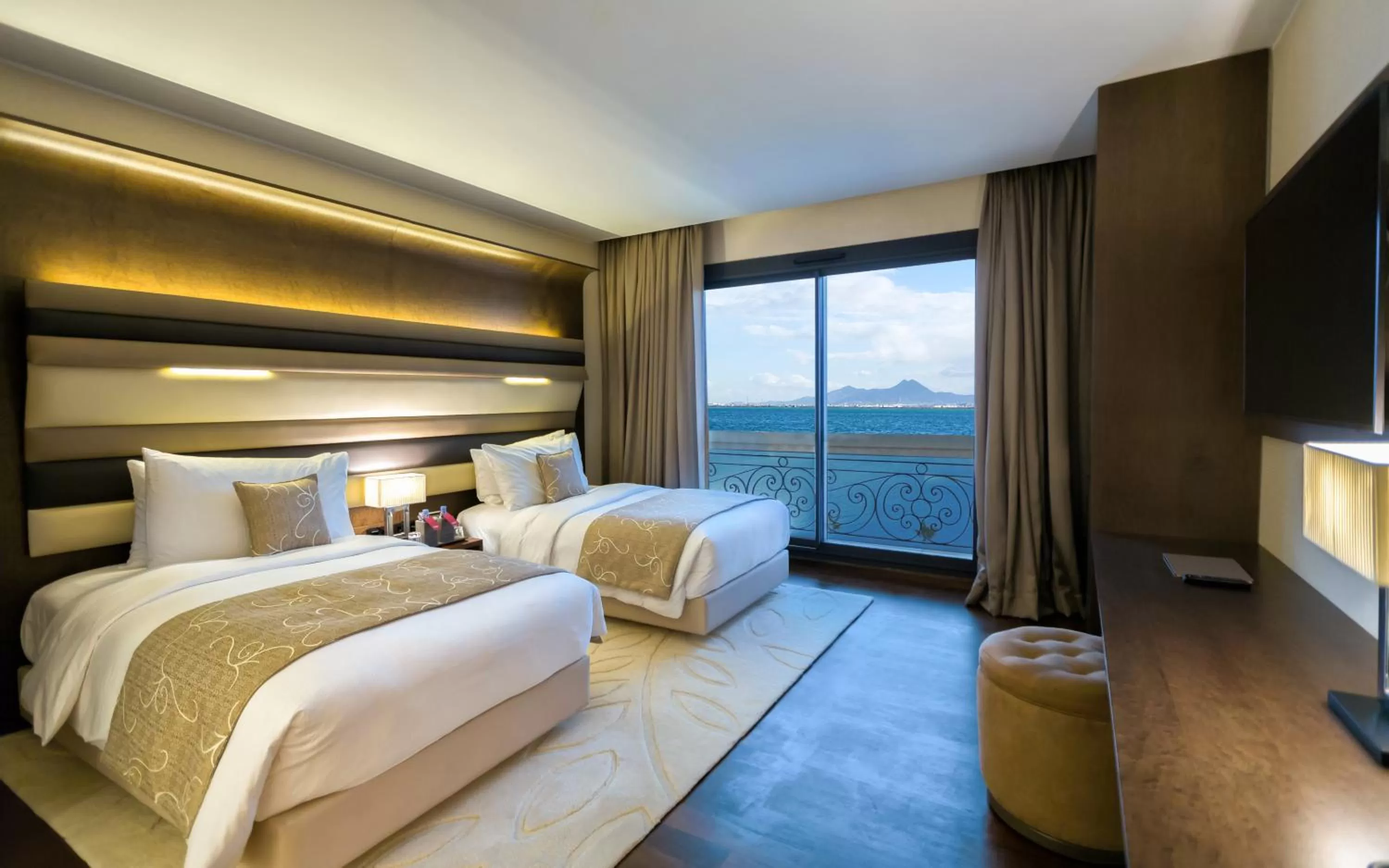 Bedroom, Bed in Mövenpick Hotel du Lac Tunis