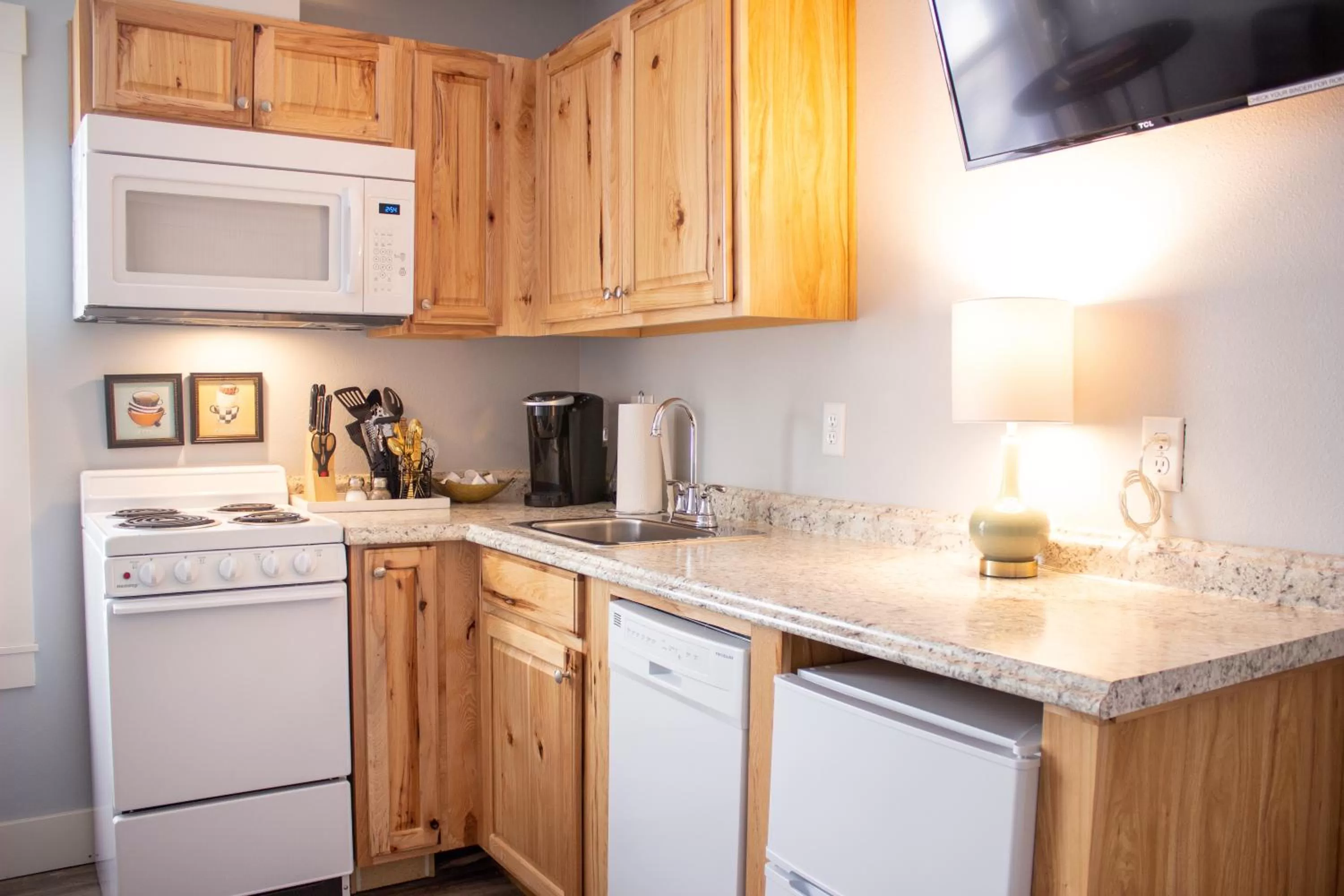 Coffee/tea facilities, Kitchen/Kitchenette in Douglas On Third