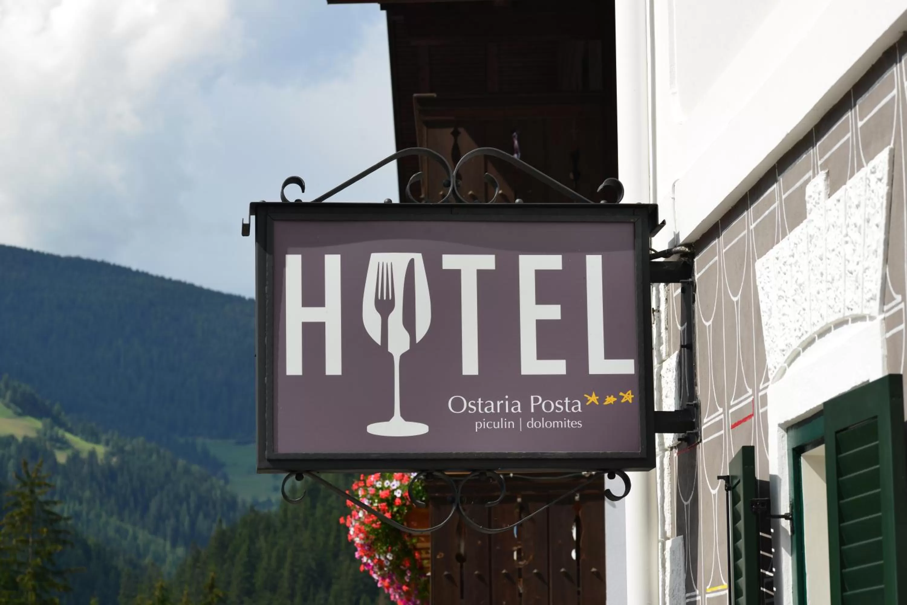 Property logo or sign in Hotel Ostaria Posta