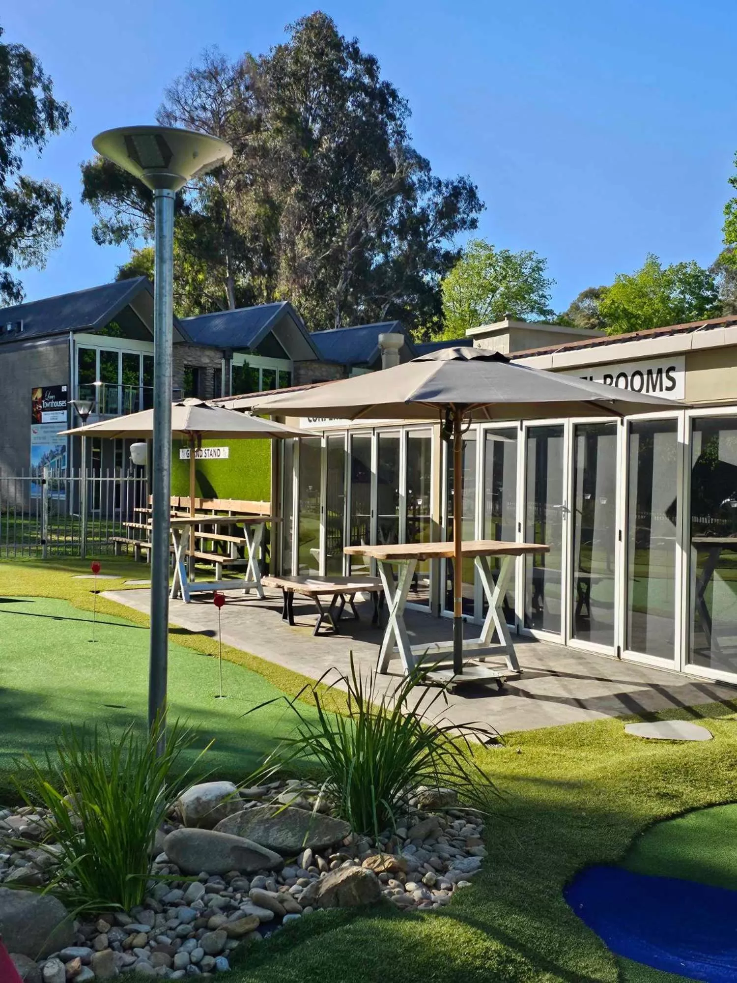 Minigolf in The Bright Motor Inn