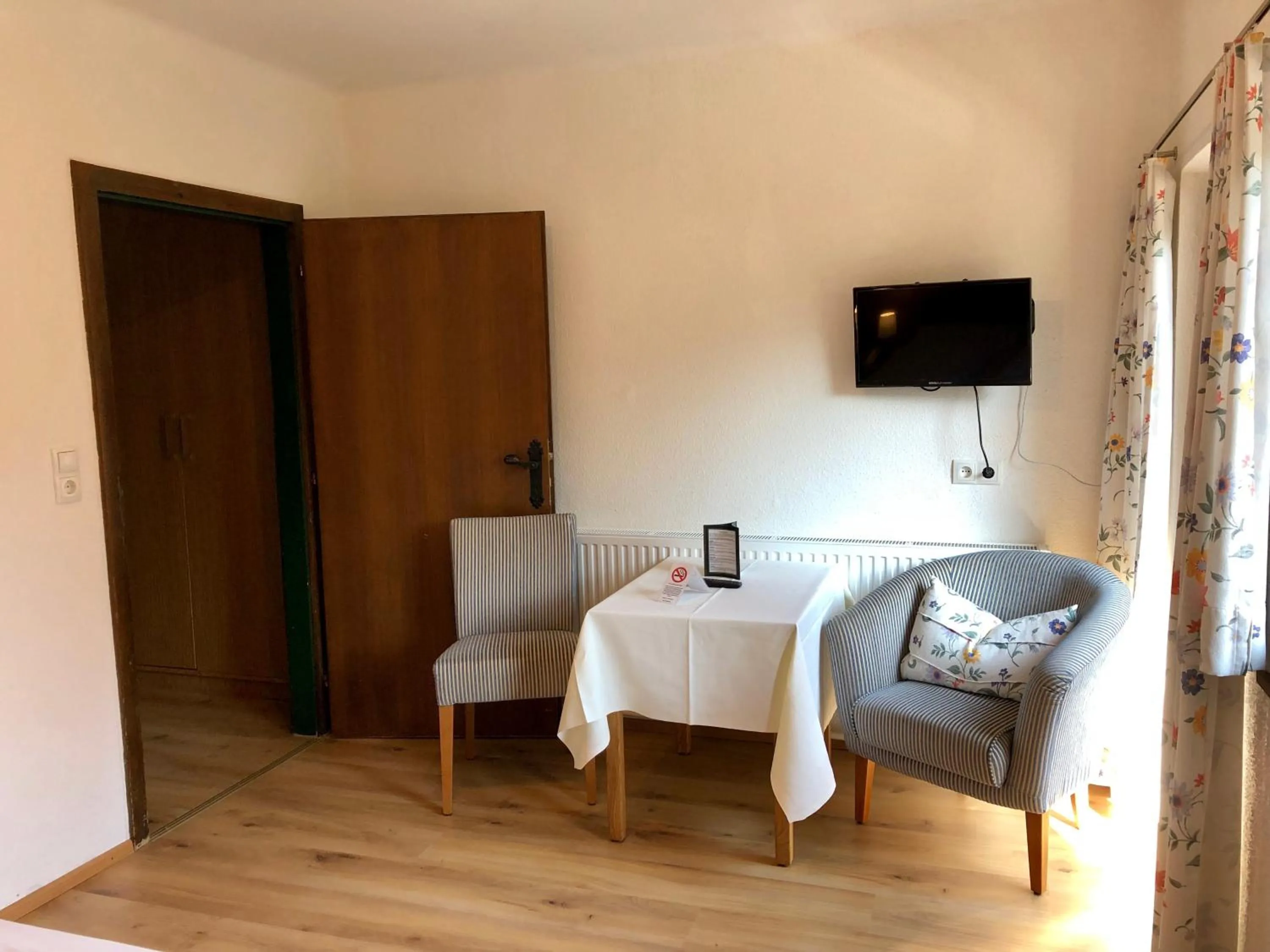 Photo of the whole room, Bed in Hotel Schöne Aussicht