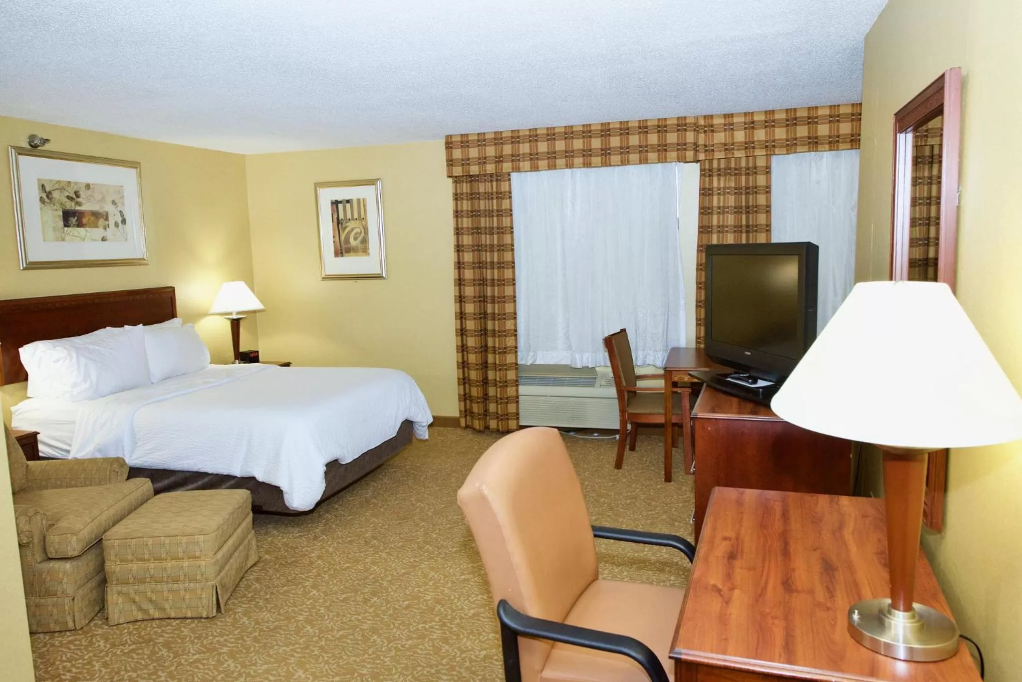 Photo of the whole room, Bed in Holiday Inn Express Hotel & Suites Fenton/I-44 by IHG