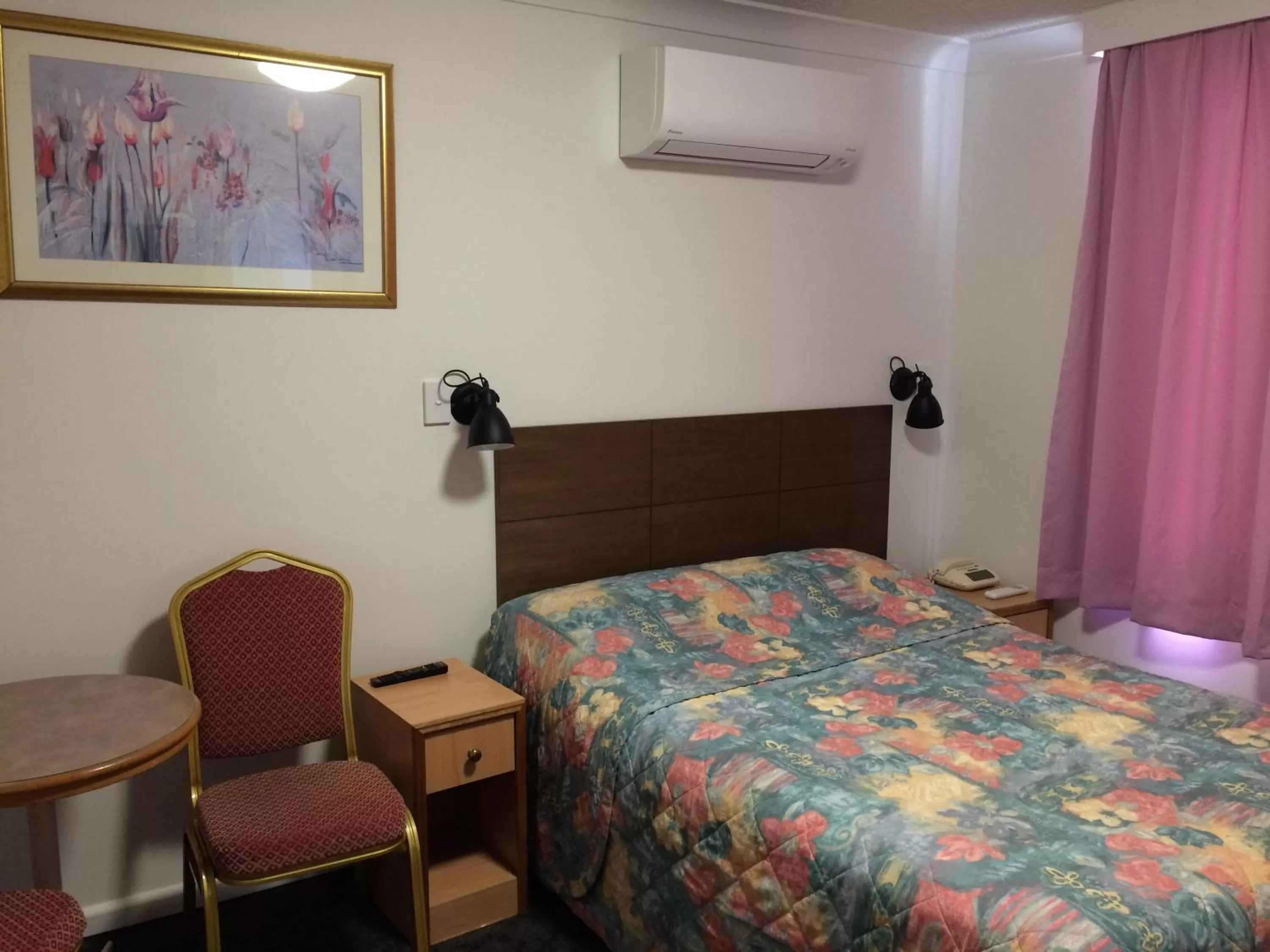 Bed in Edgecliff Lodge Motel