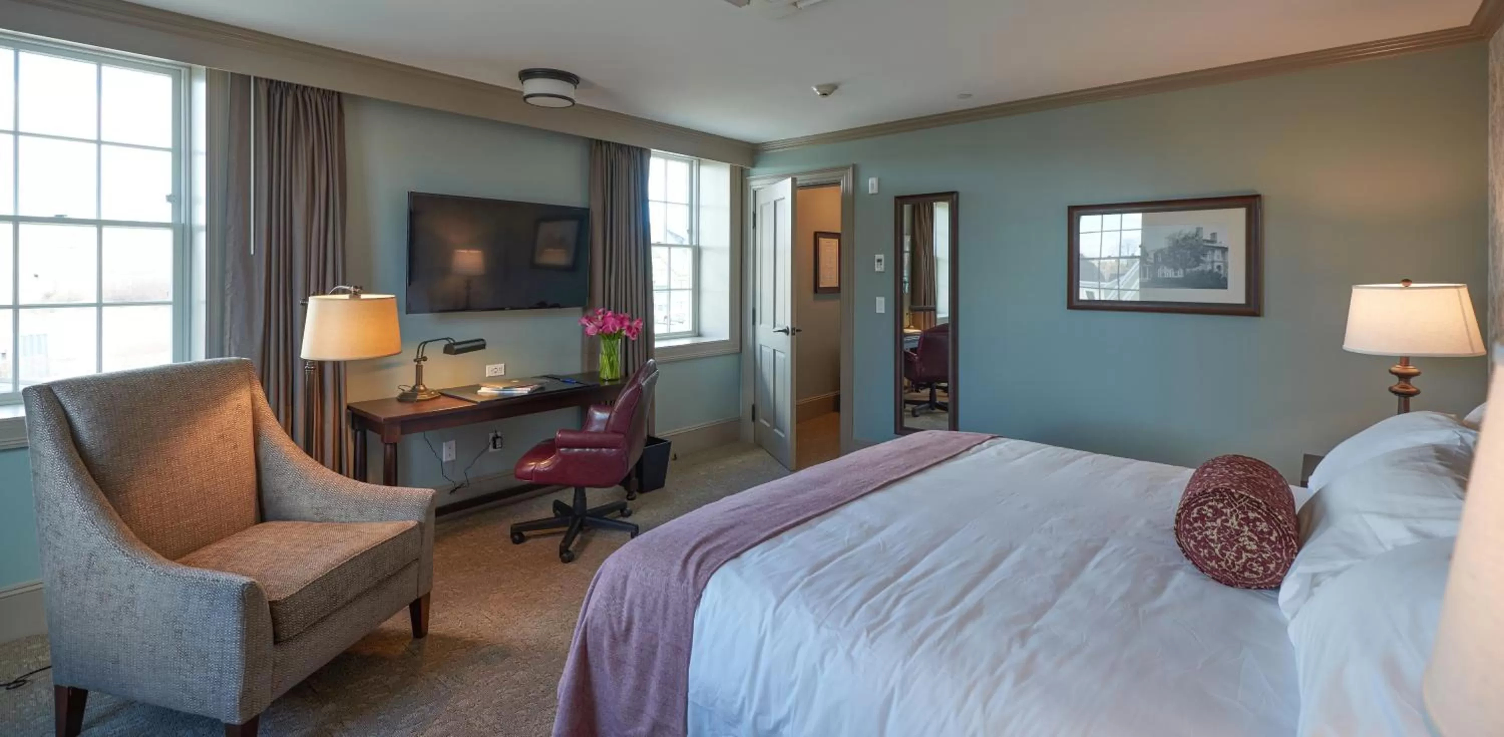Photo of the whole room, Bed in The Groton Inn