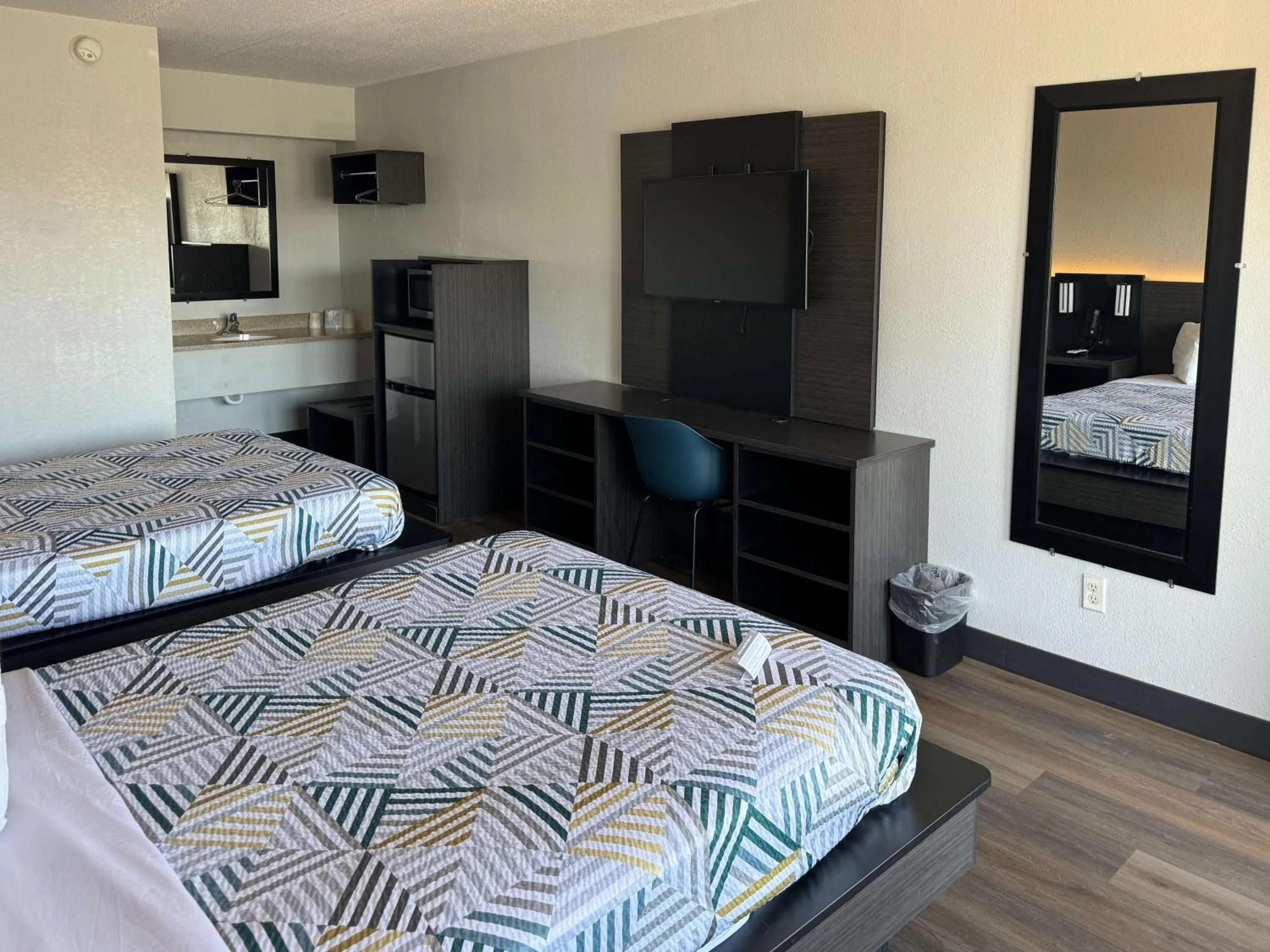 Bedroom, Bed in Motel 6-Cedar Rapids, IA