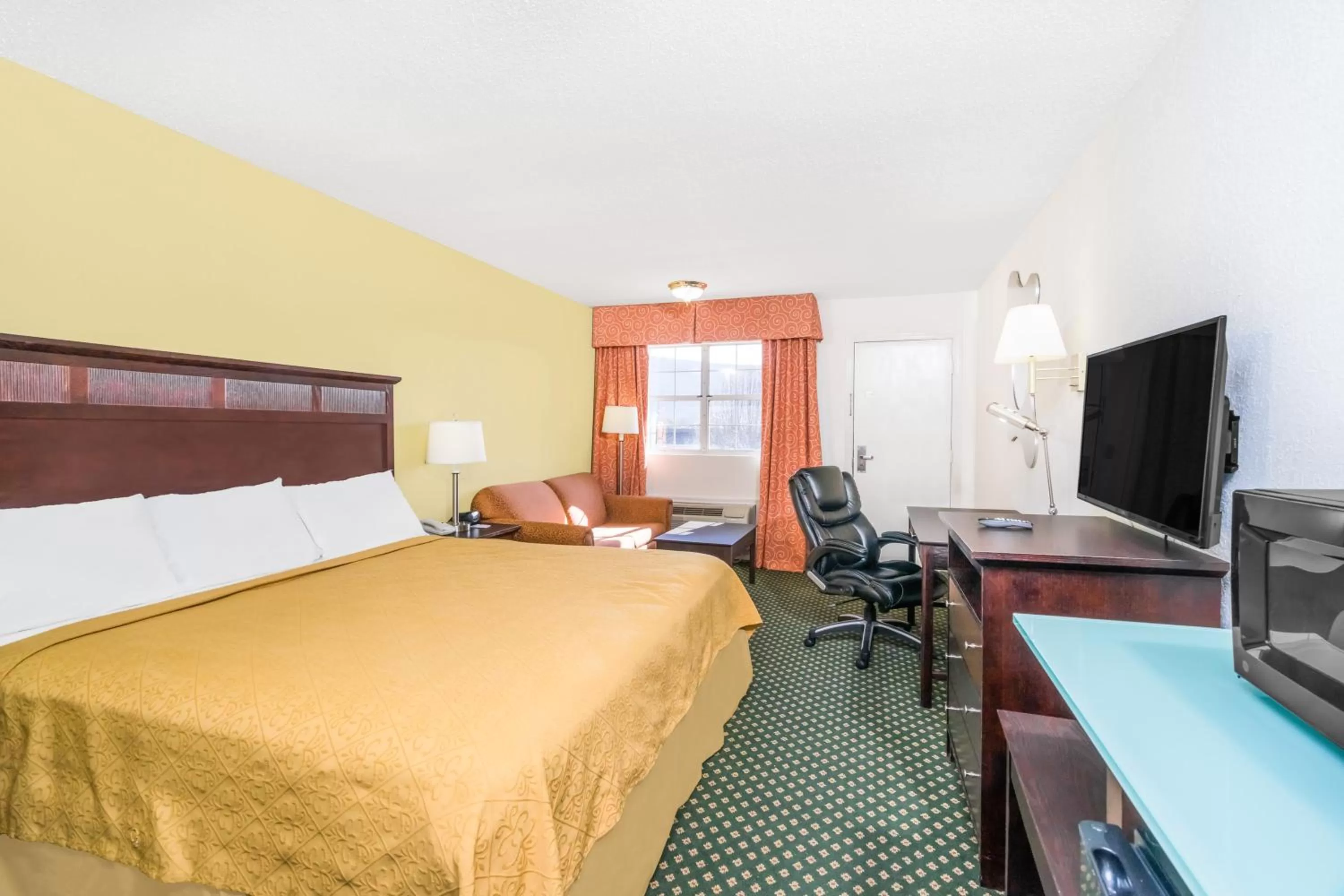 Photo of the whole room, Bed in Knights Inn Chattanooga