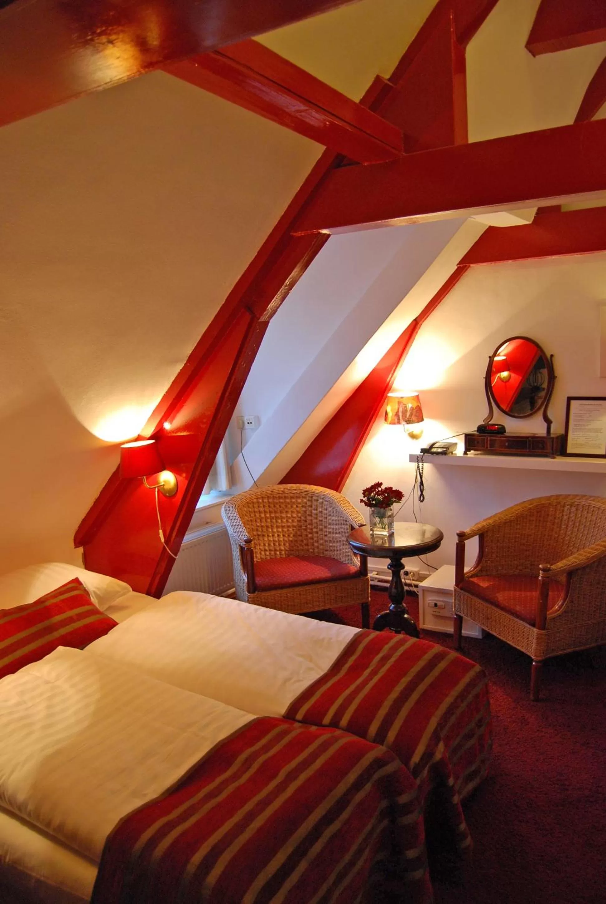 Photo of the whole room, Bed in Amsterdam House Hotel