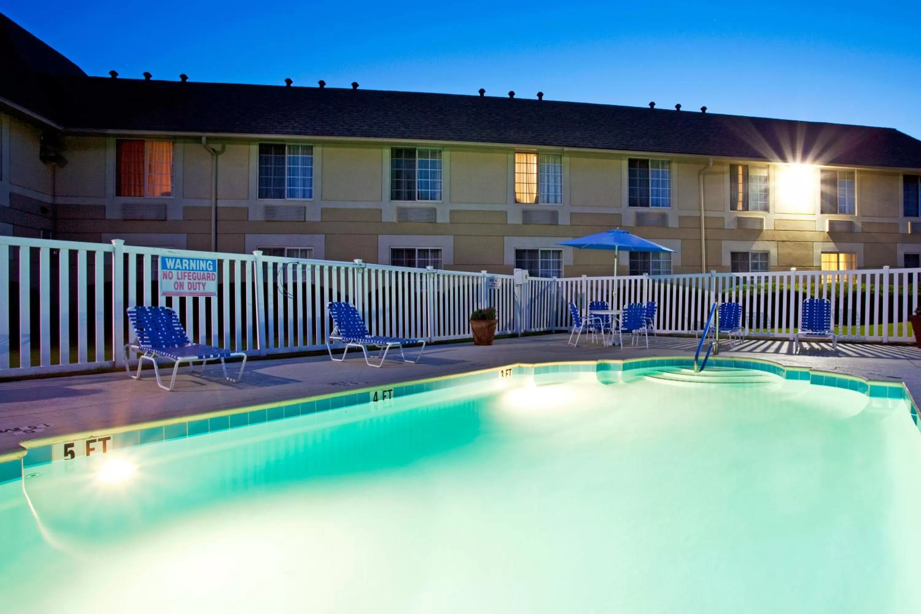Swimming pool in Baymont Inn & Suites Braselton