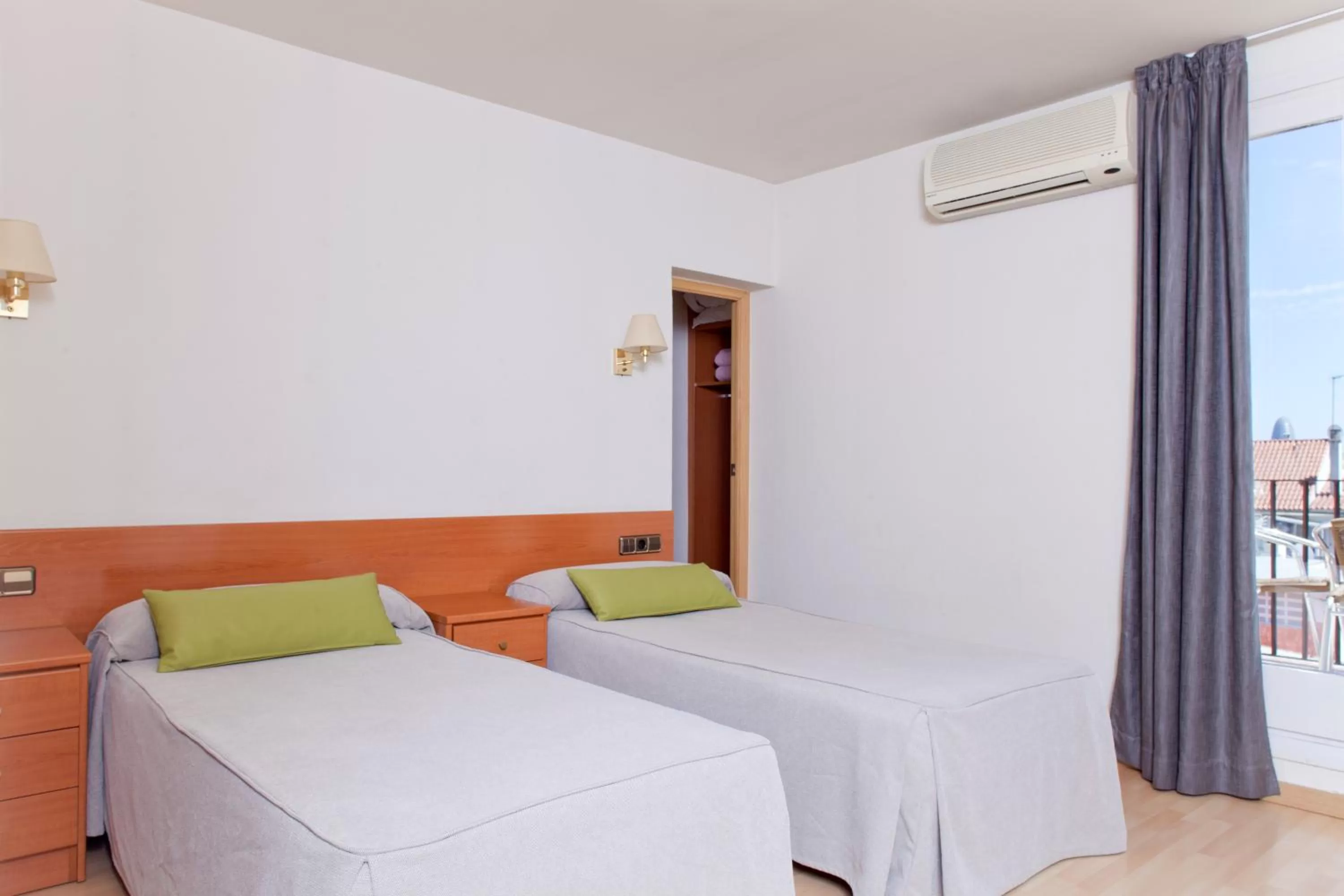 Photo of the whole room, Bed in Hotel Everest