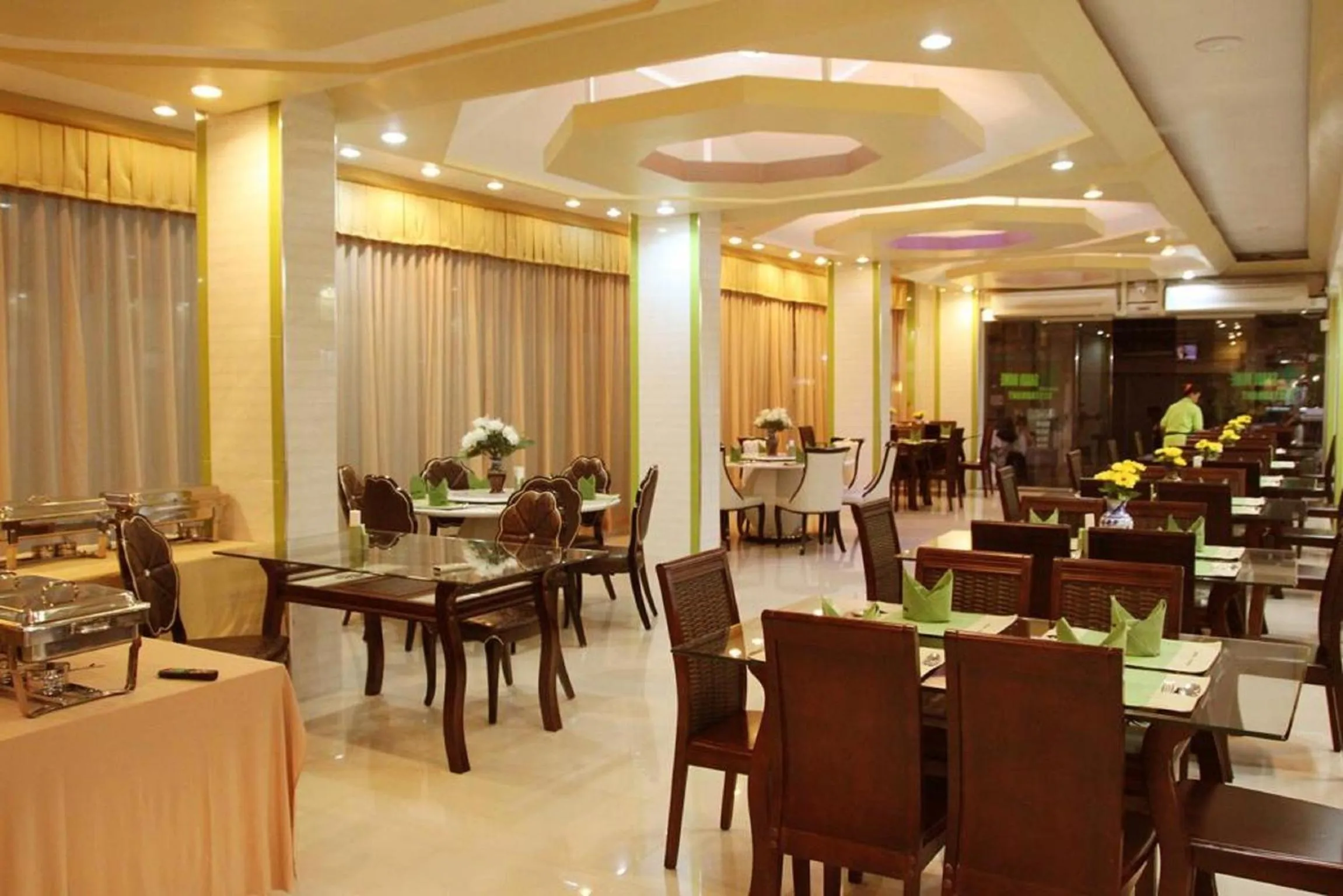 Restaurant/places to eat in Visiting Card Hotel & Resort