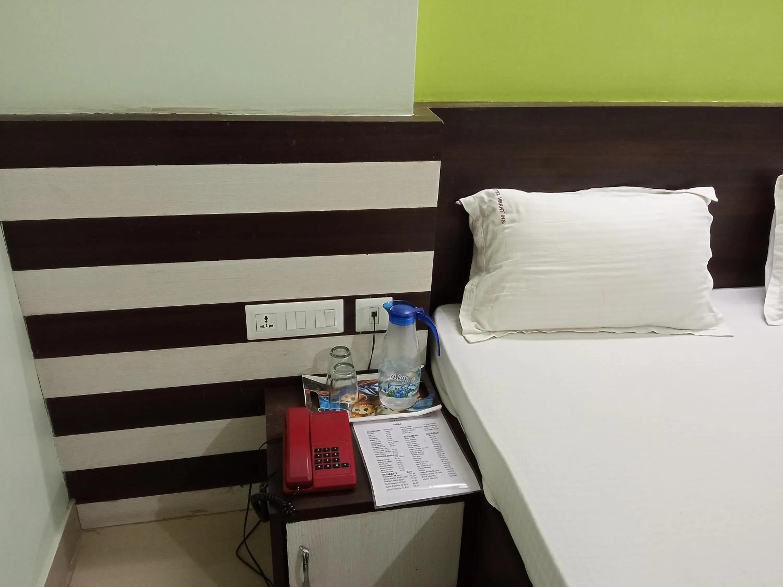 Bed in Hotel Viraat Inn