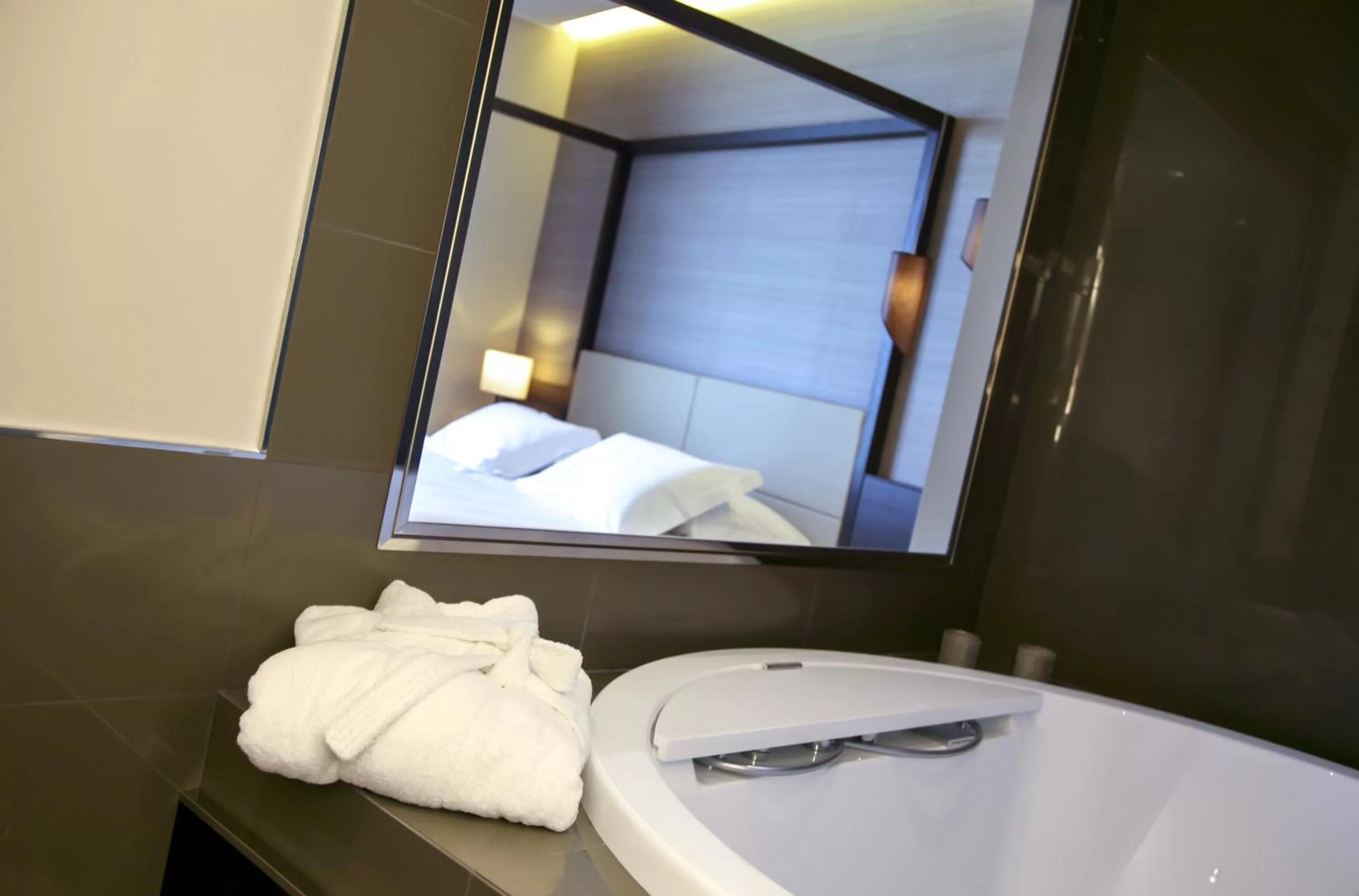 Bathroom, Bed in Ego Hotel