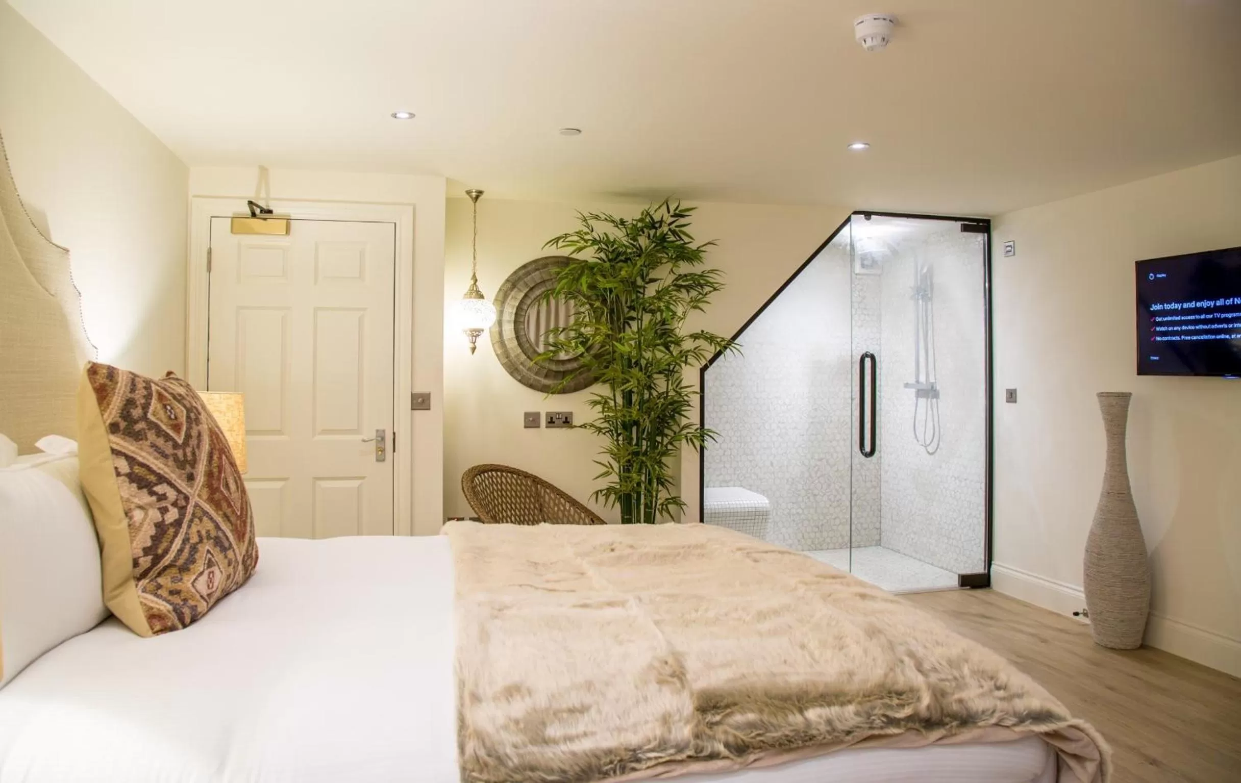 Shower, Bed in The Hotel Chester