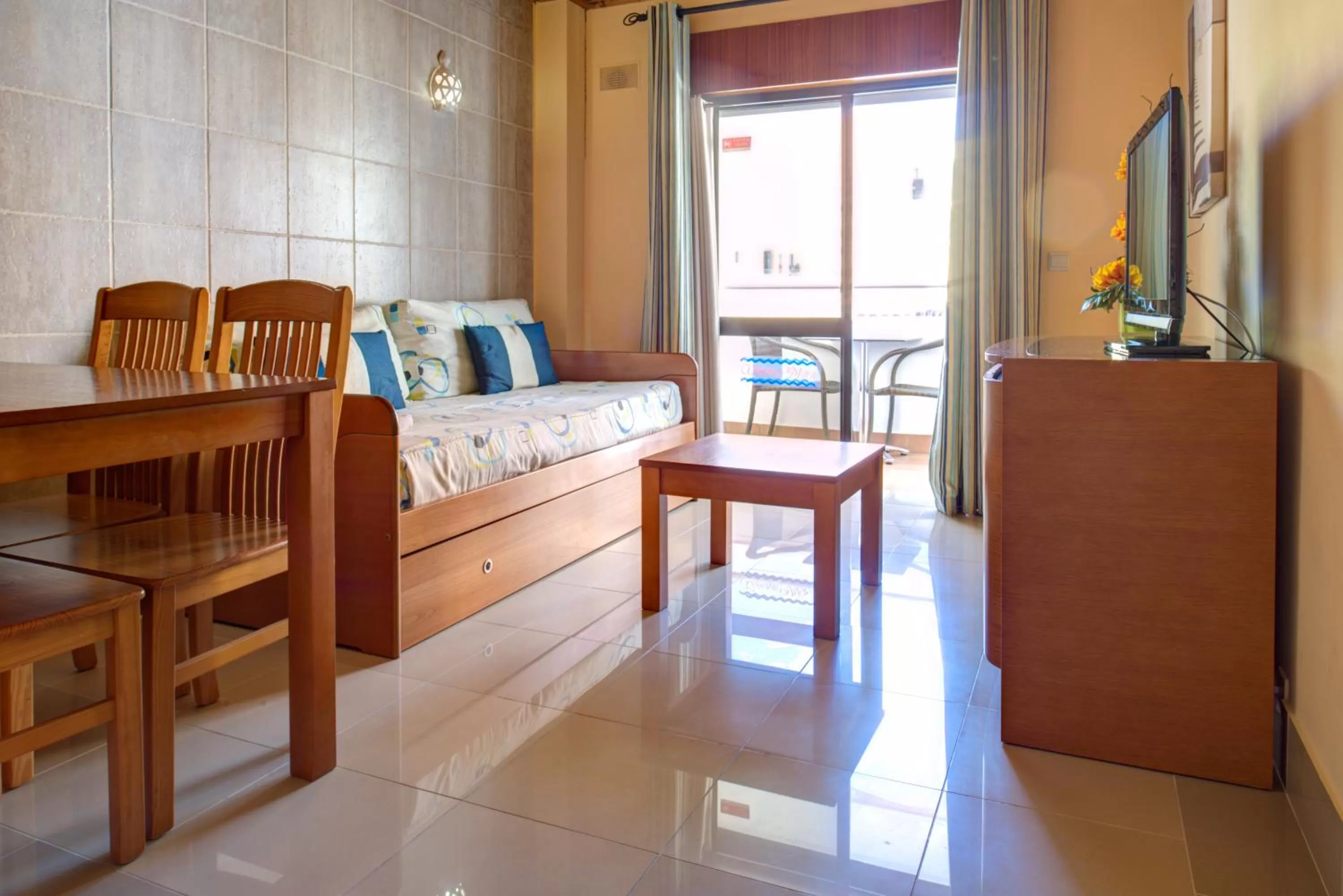 Living room, Bed in Choromar Apartments