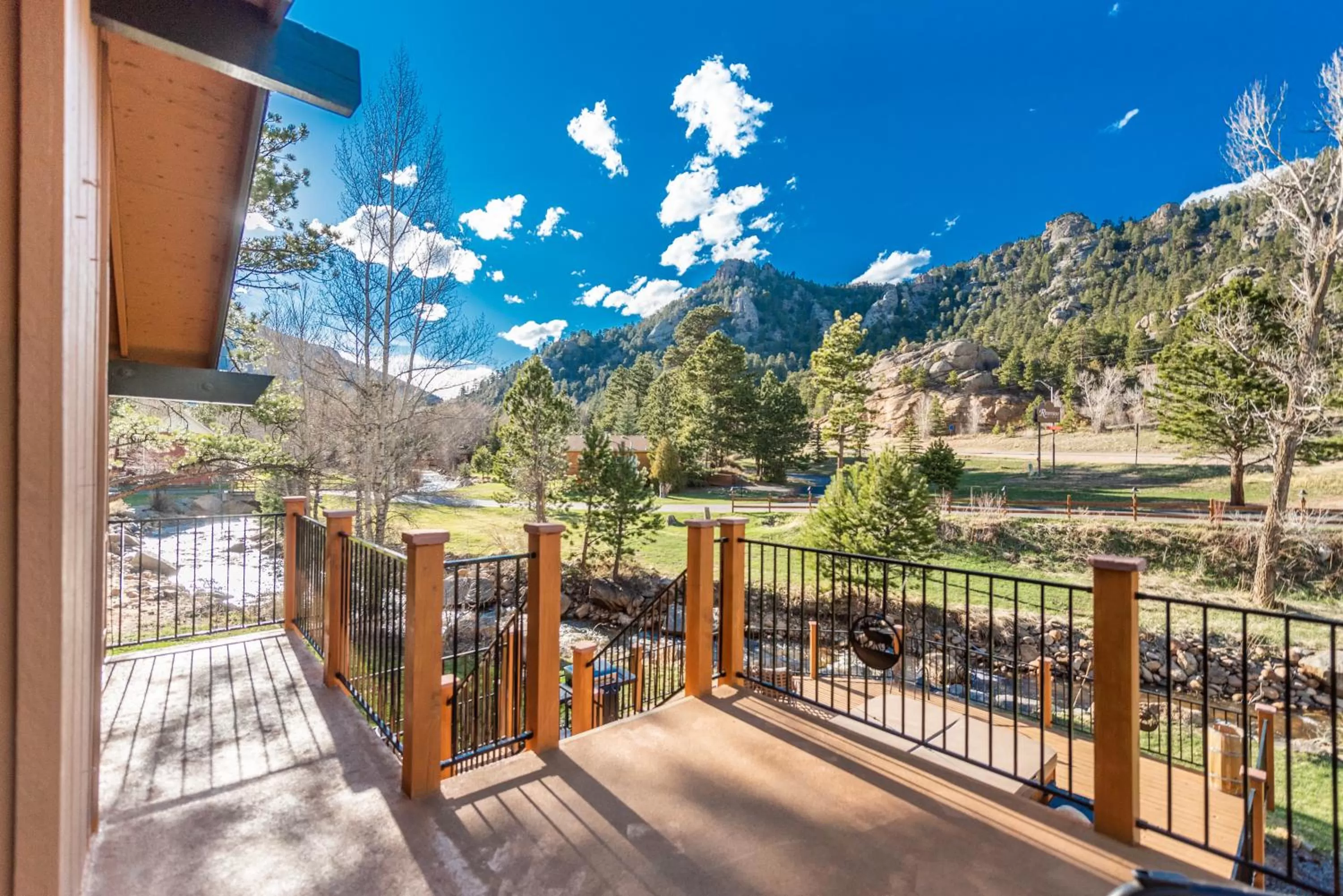 Mountain view in 4 Seasons Inn on Fall River