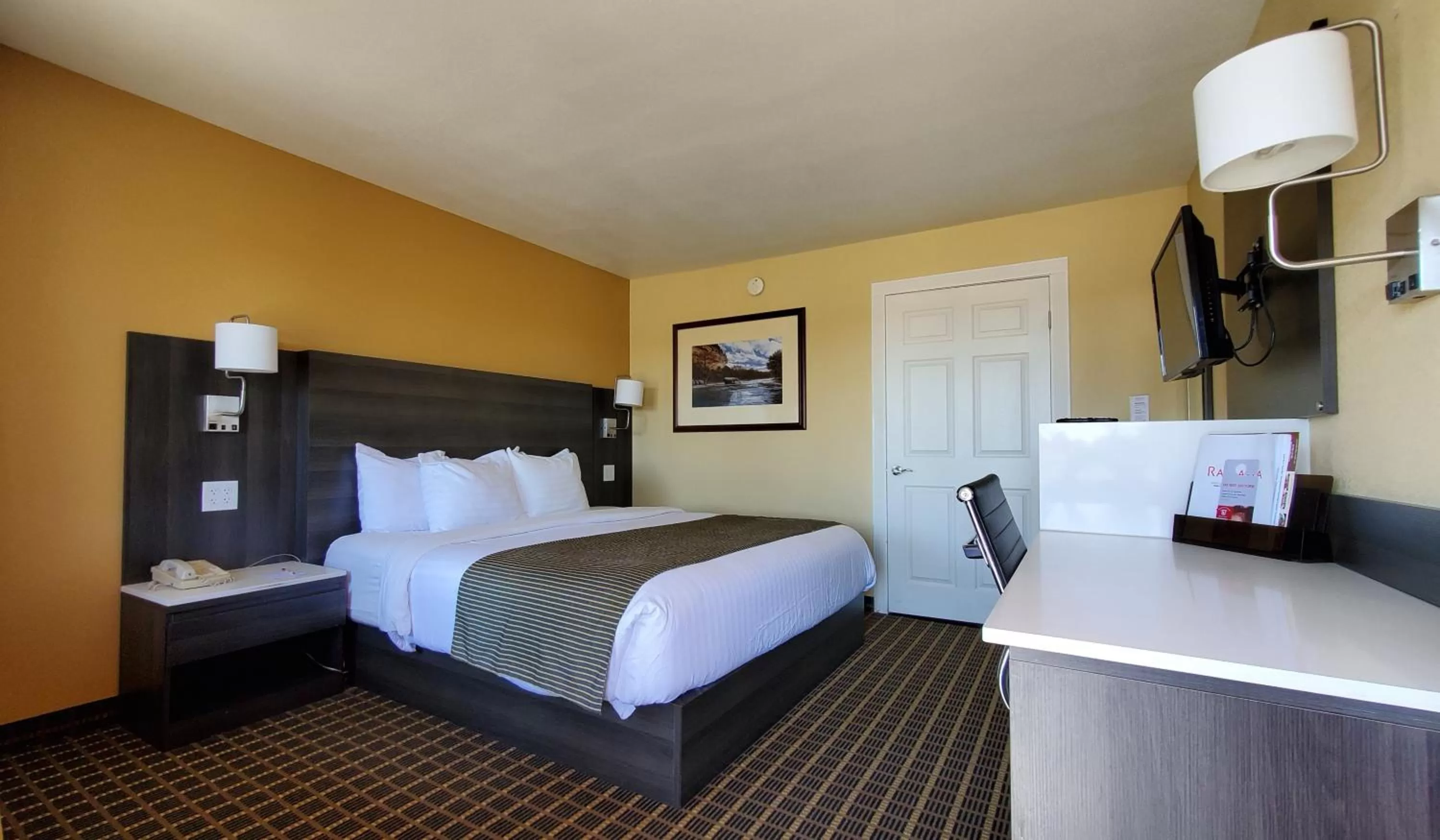 Bedroom, Bed in Ramada by Wyndham Flagstaff East
