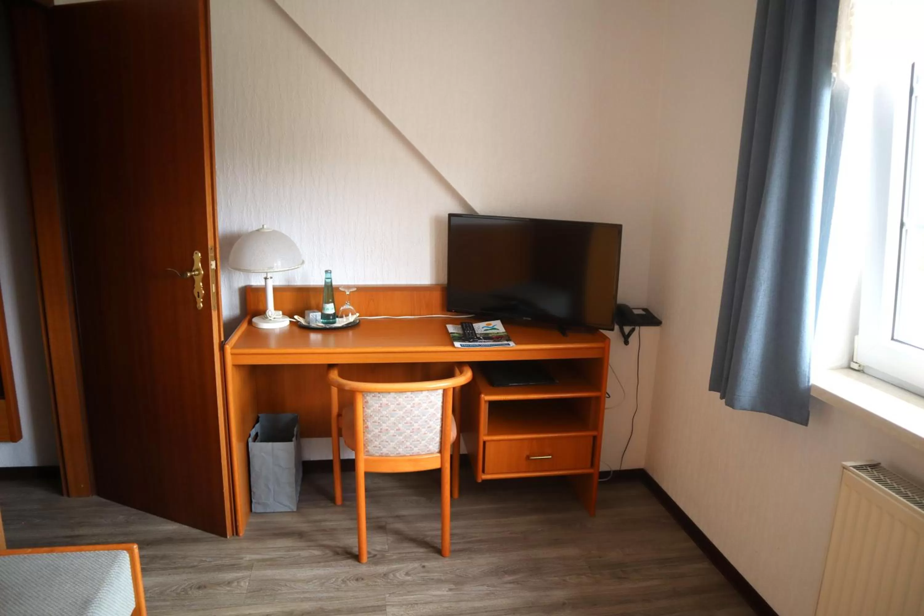 Staff, TV/Entertainment Center in Pension Zur Harburg