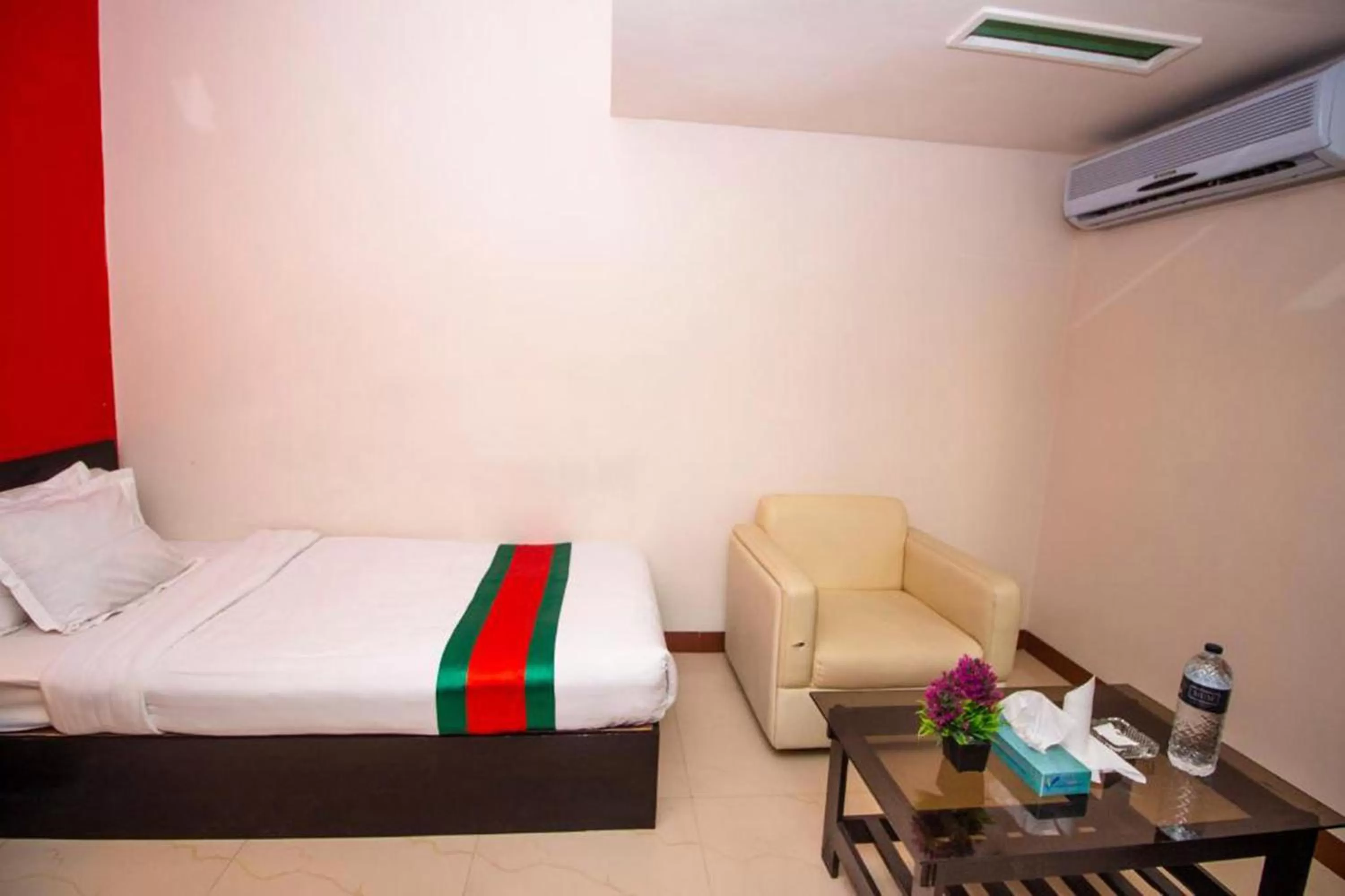 Photo of the whole room, Bed in Central Inn Dhaka City Centre