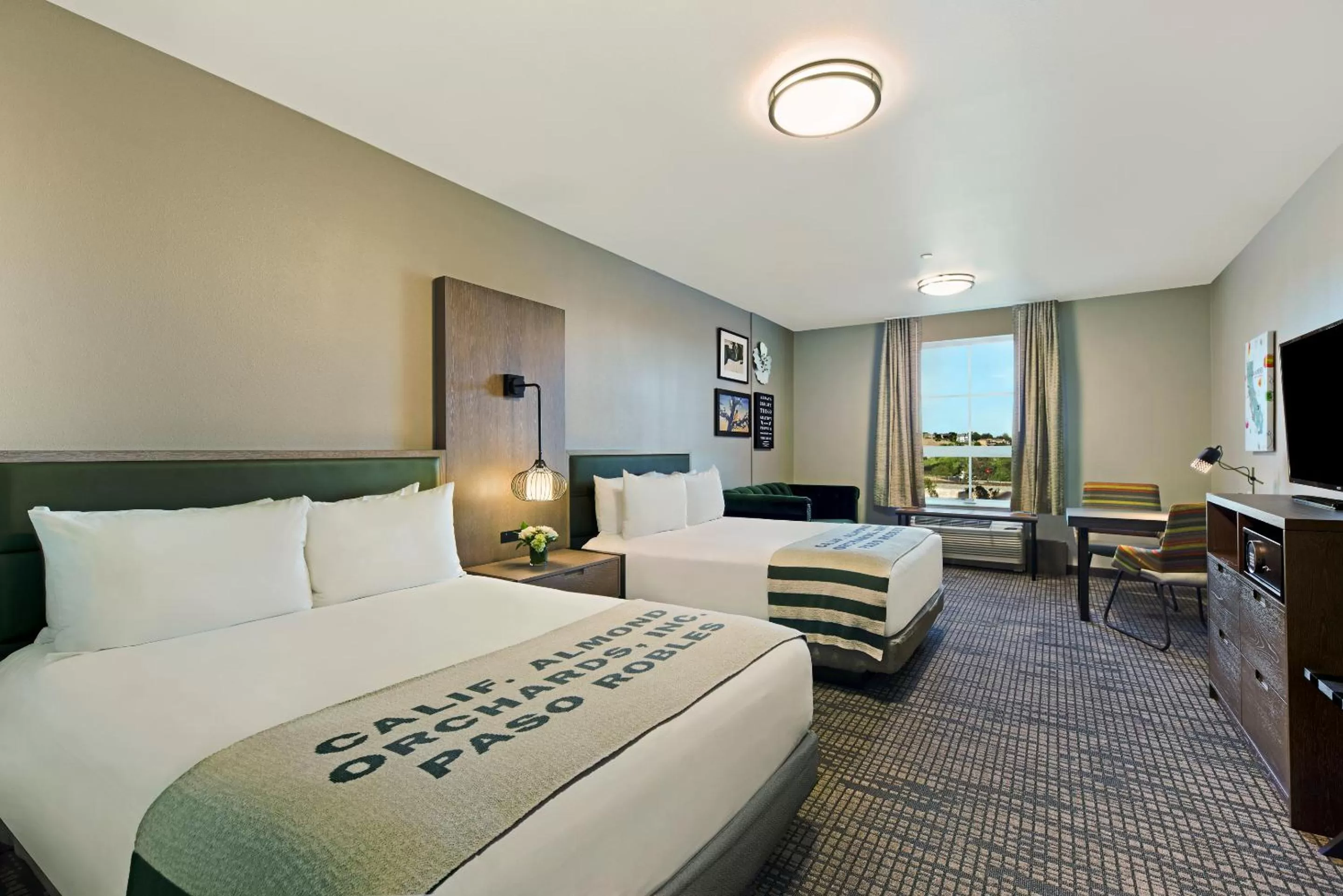 TV and multimedia, Bed in Oxford Suites Paso Robles