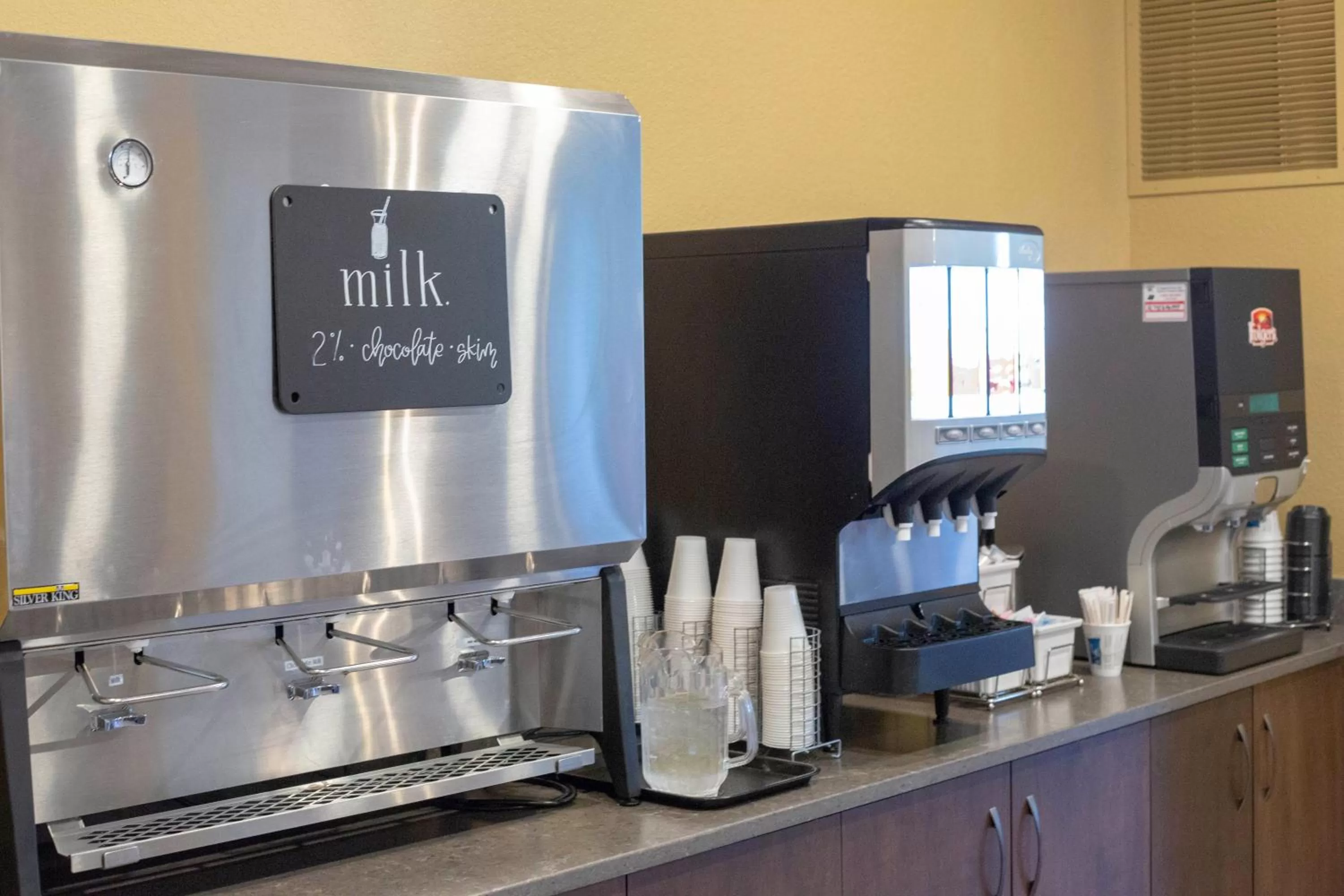 Buffet breakfast, Kitchen/Kitchenette in Berlin Encore Hotel & Suites