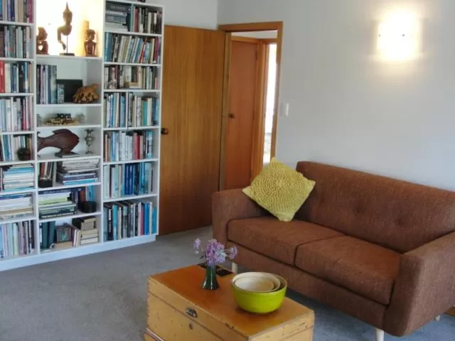 Communal lounge/ TV room, Library in Leigh Panorama B&B