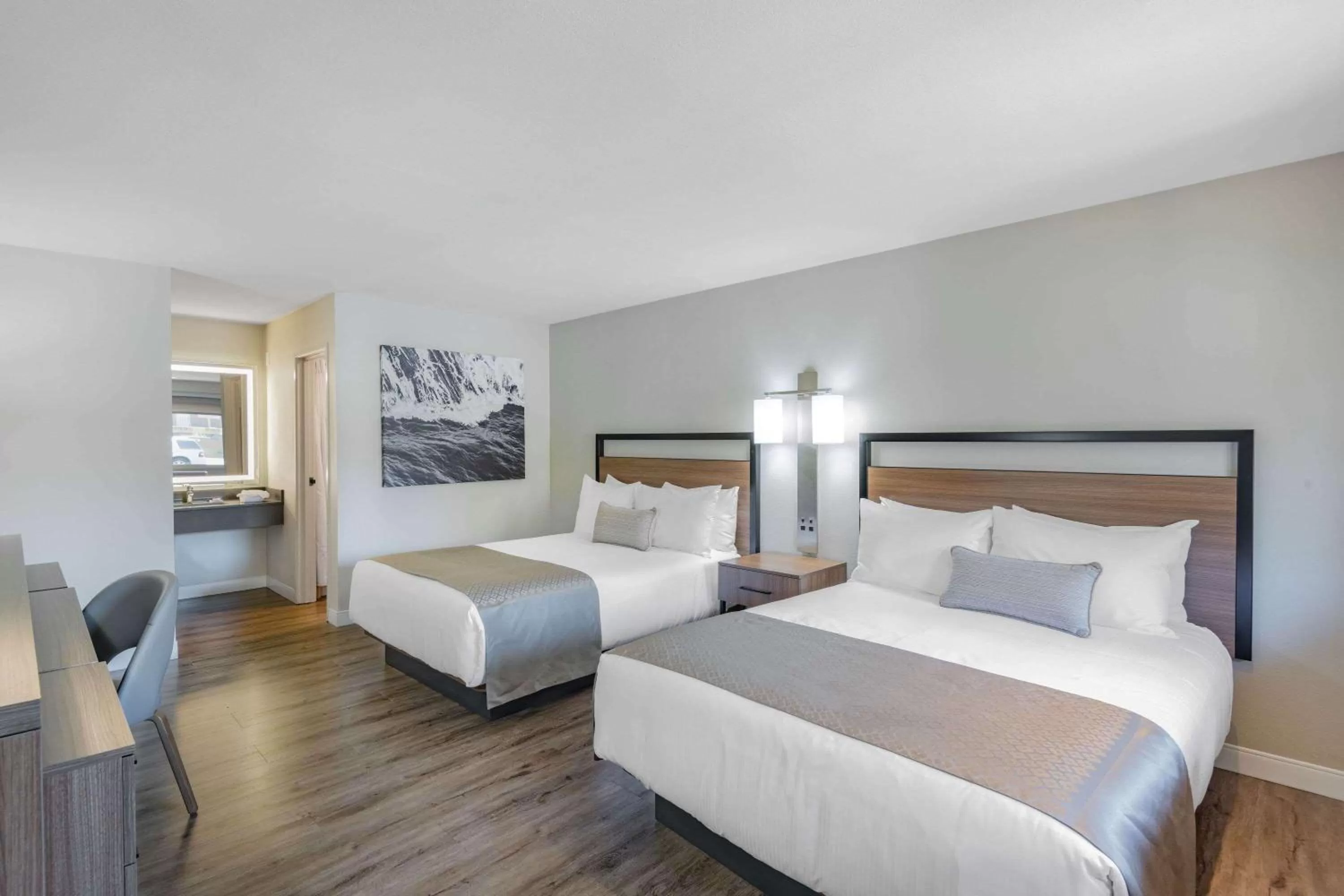 Photo of the whole room, Bed in Wyndham Garden San Diego