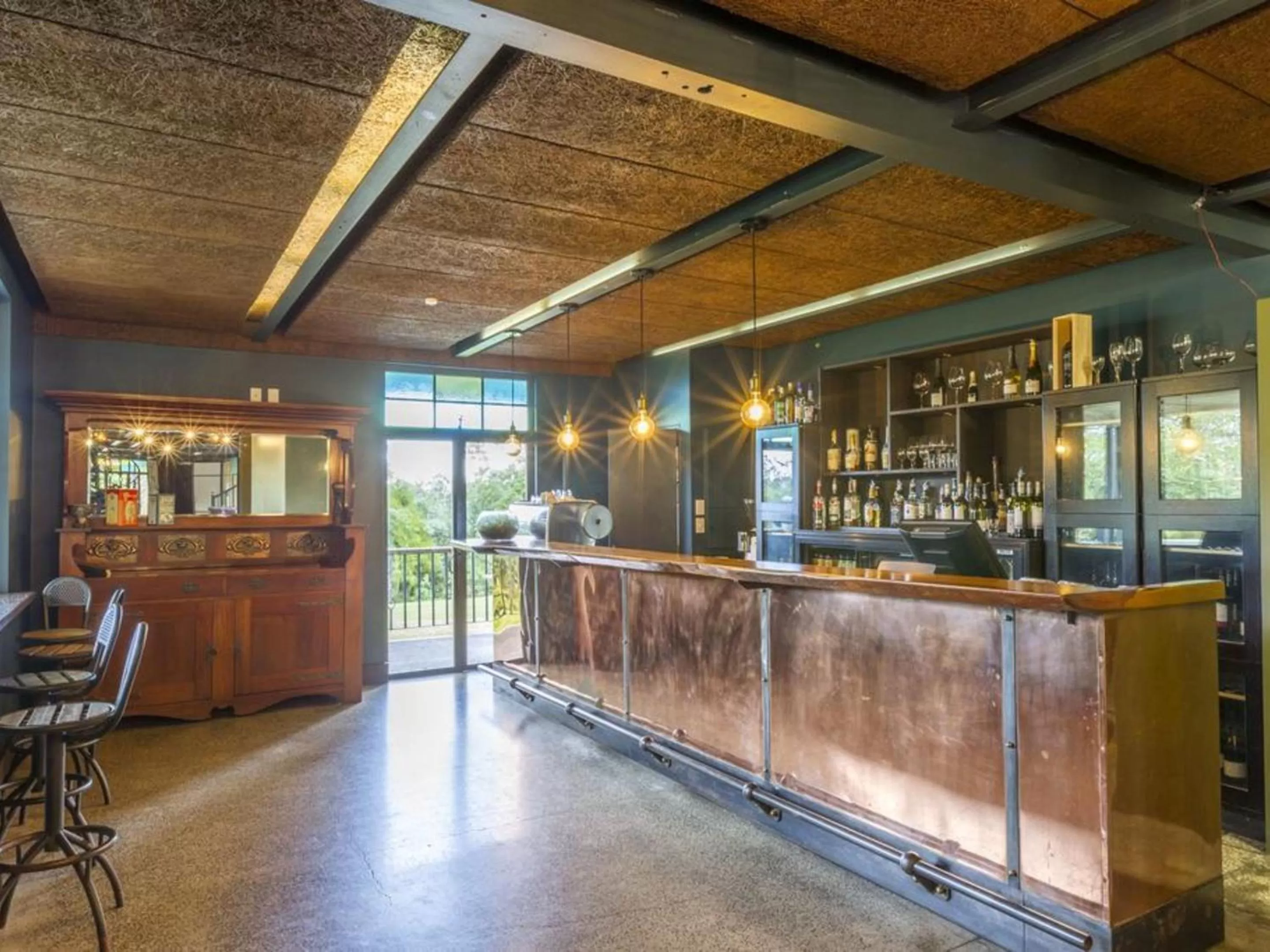 Lounge or bar in The Narrows Landing Hotel