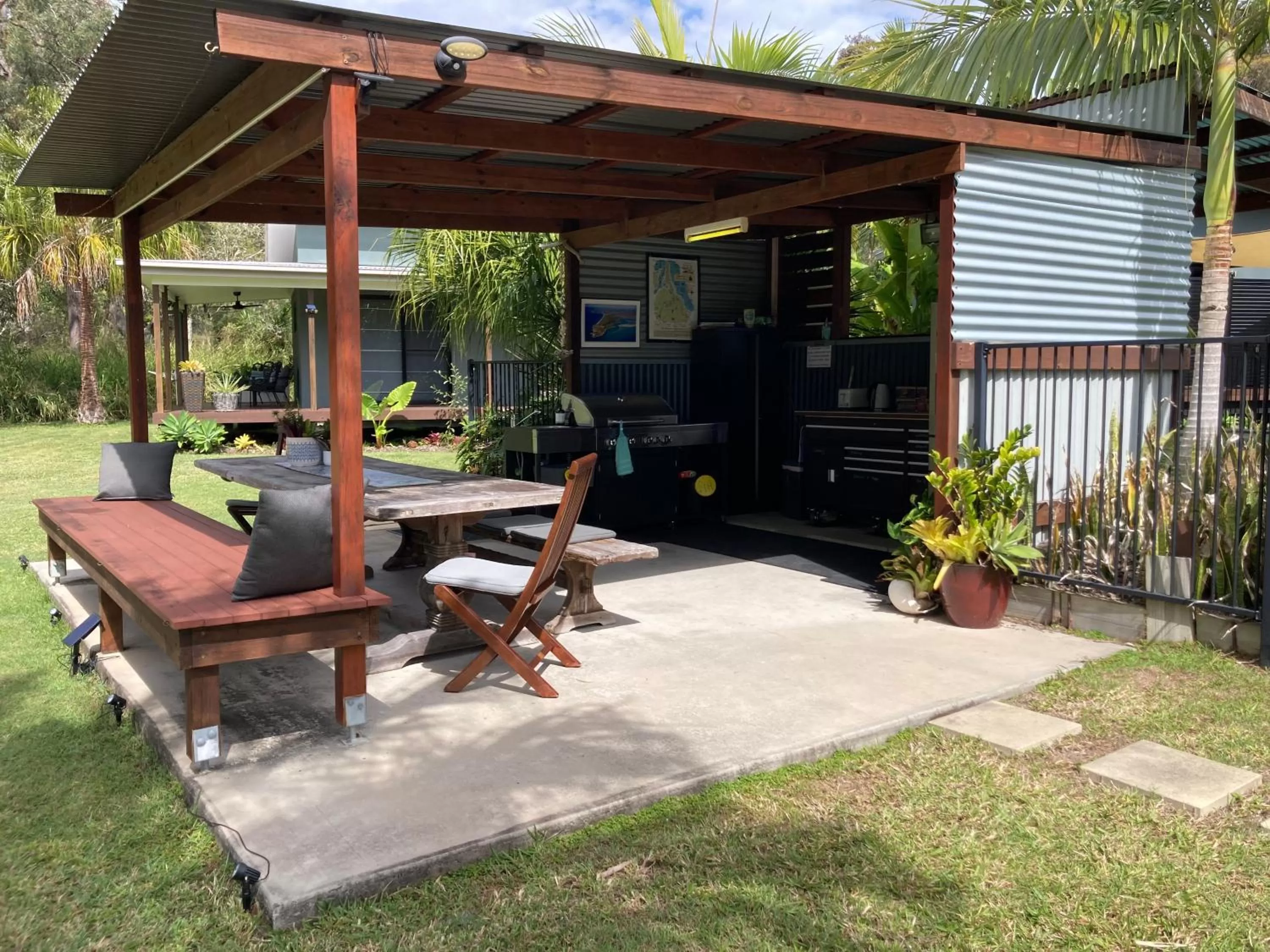 Communal kitchen in Agnes Water Stays over18's