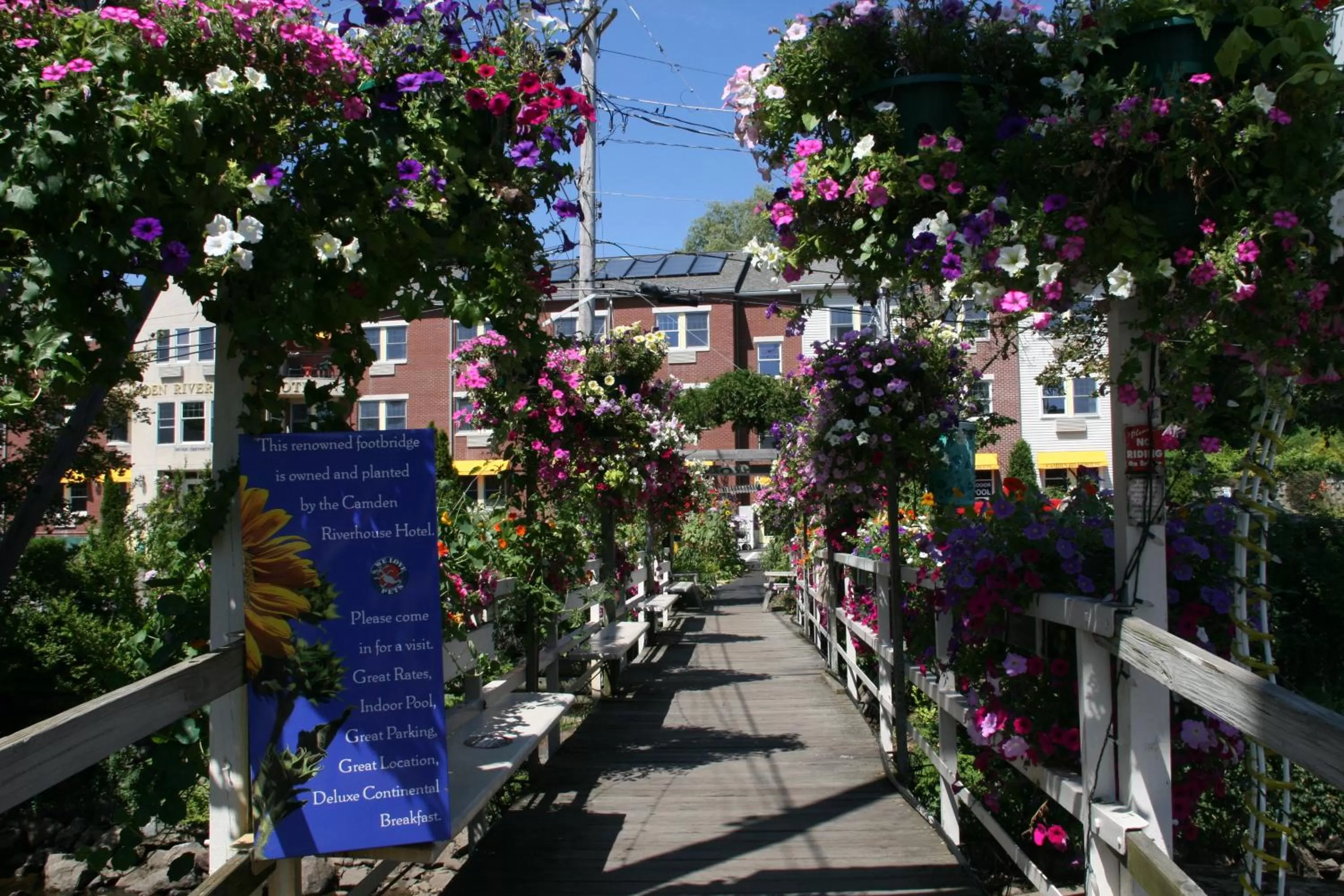 Facade/entrance in Camden Riverhouse Hotel and Inn