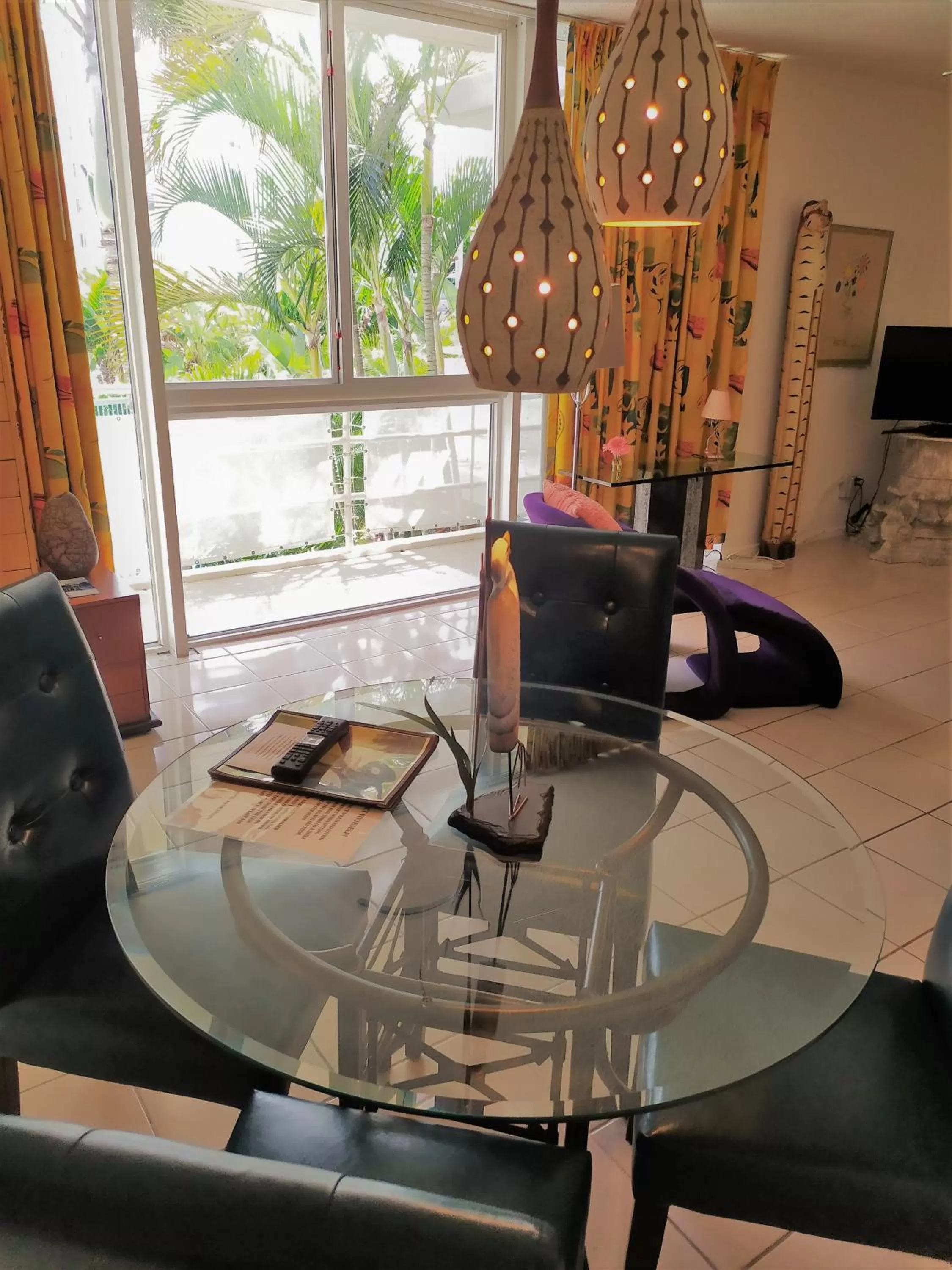 Communal lounge/ TV room in Manhattan Tower Apartment Hotel