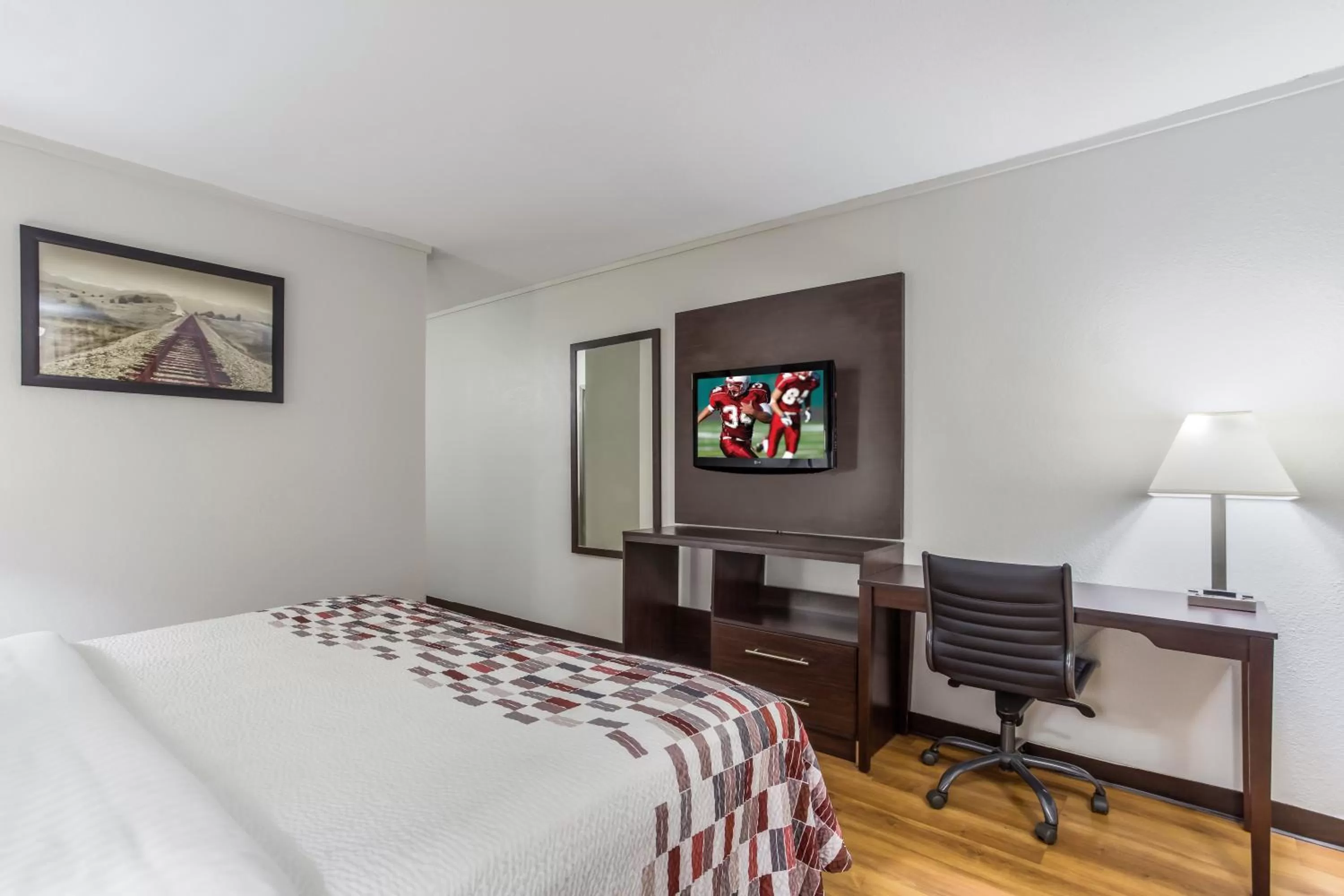 Photo of the whole room, Bed in Red Roof Inn Meridian