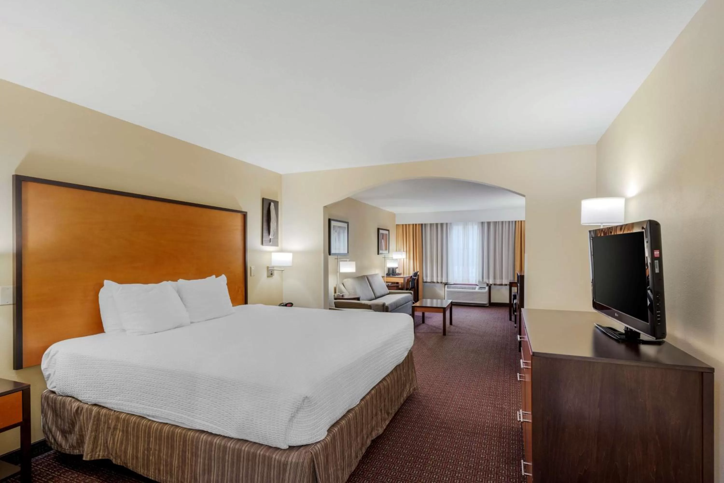 King Suite in Best Western Cascade Inn & Suites
