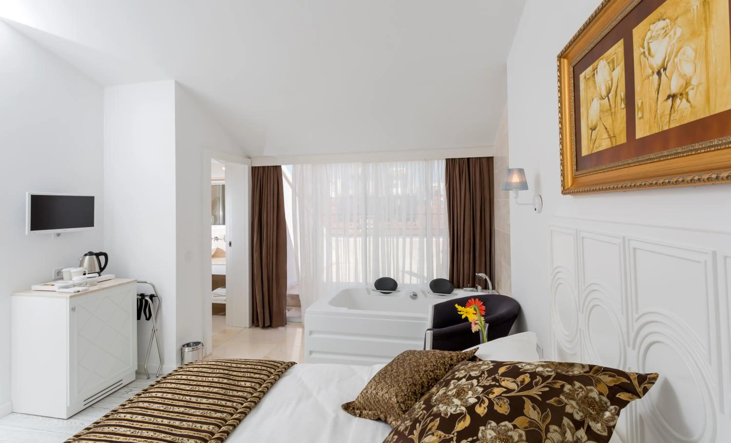 Bed in Wise Hotel & Spa - Adults Only