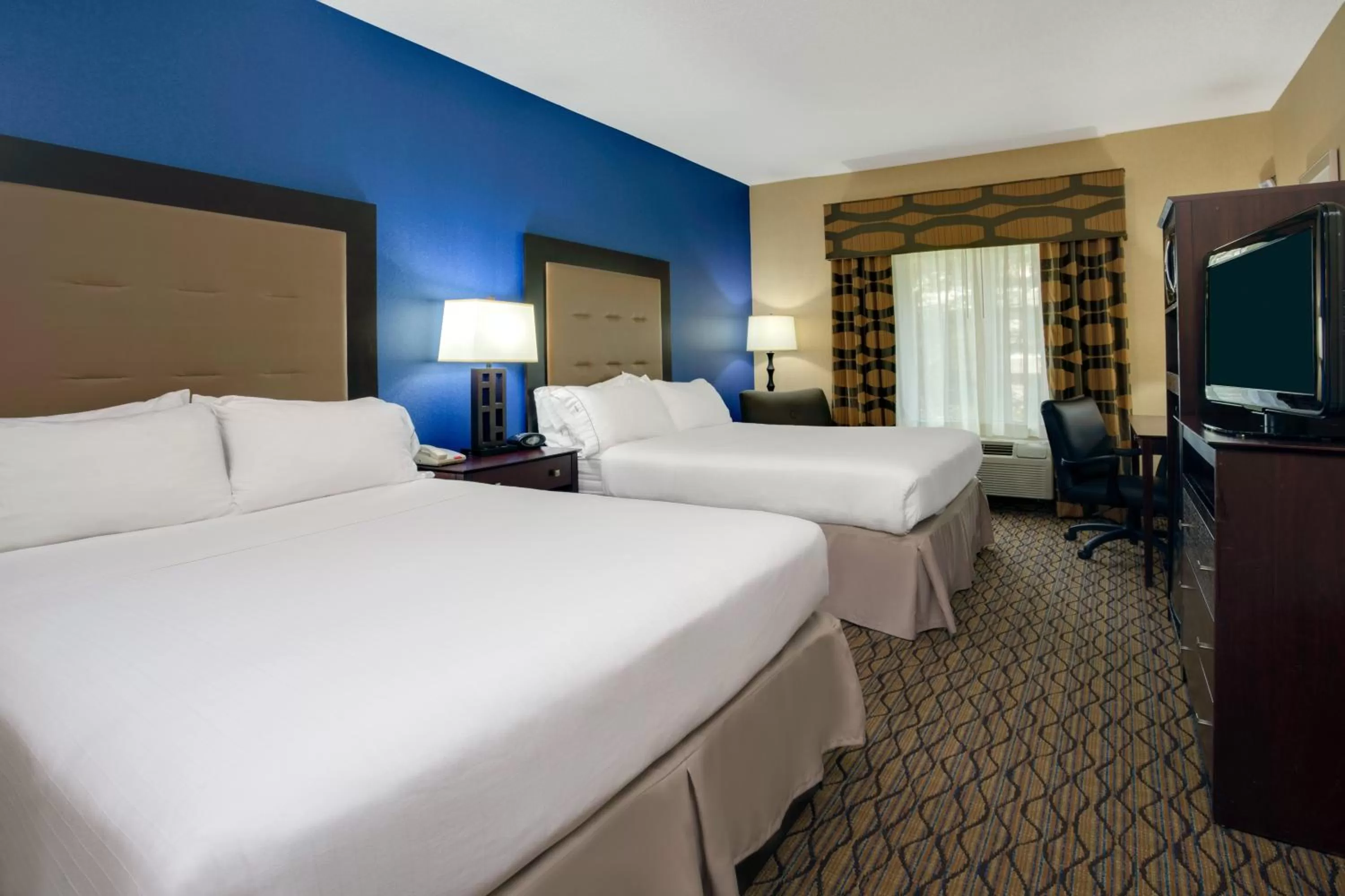 Photo of the whole room, Bed in Holiday Inn Express Tower Center New Brunswick by IHG