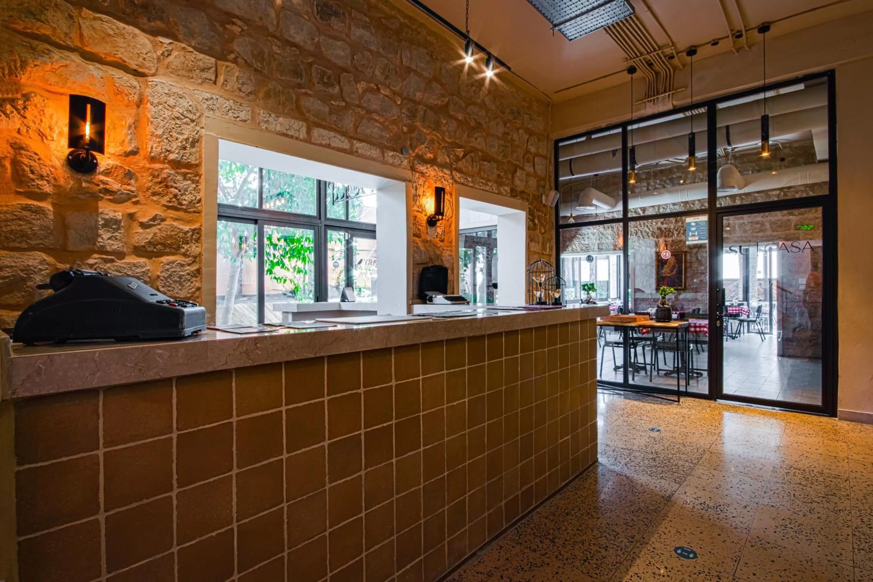 Restaurant/places to eat in Canary Boutique Hotel