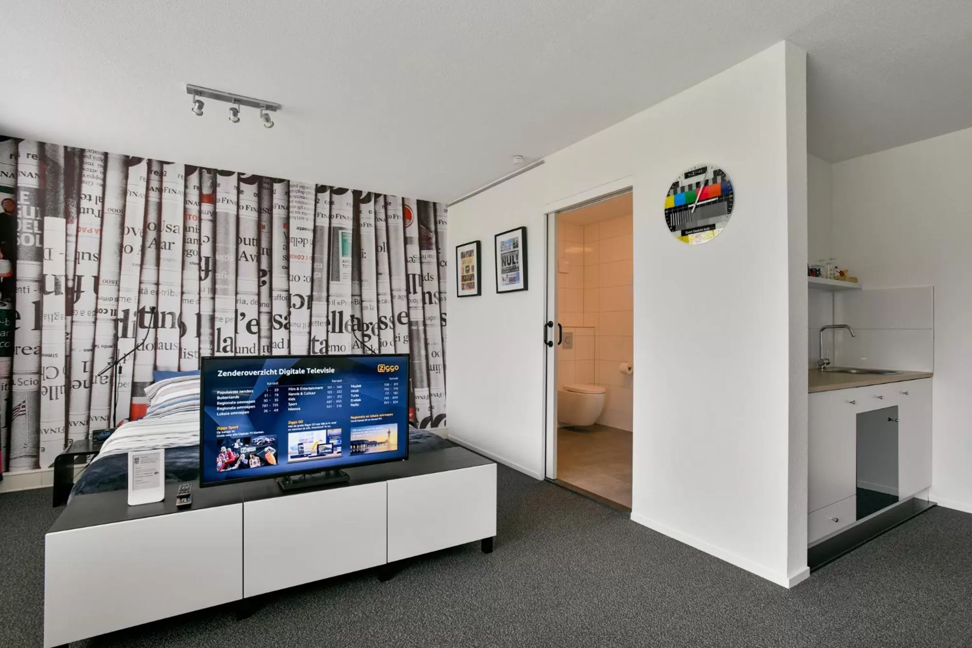 Shower, TV/Entertainment Center in BEDbijPET